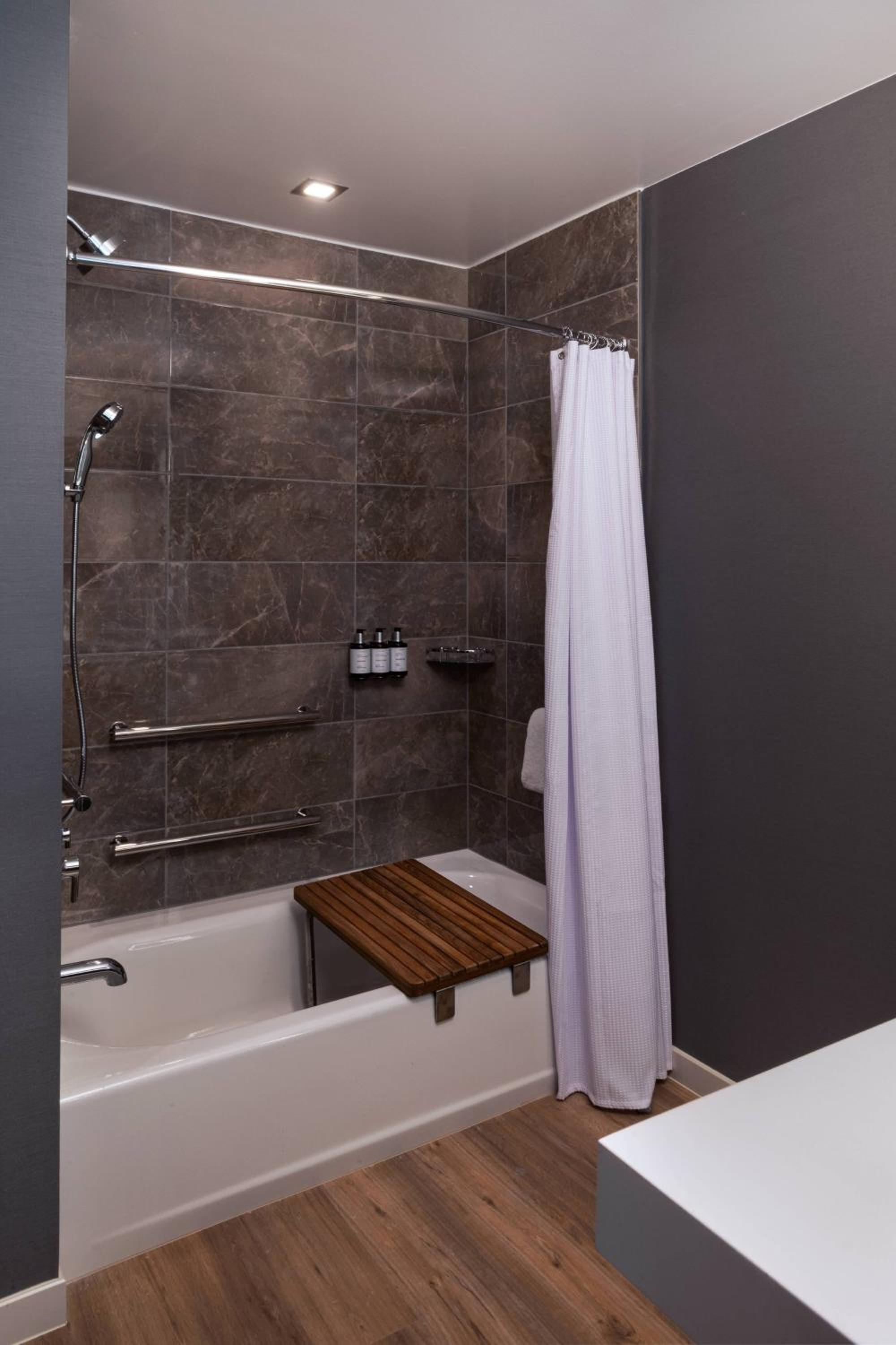 Guest room, 1 King, Corner room