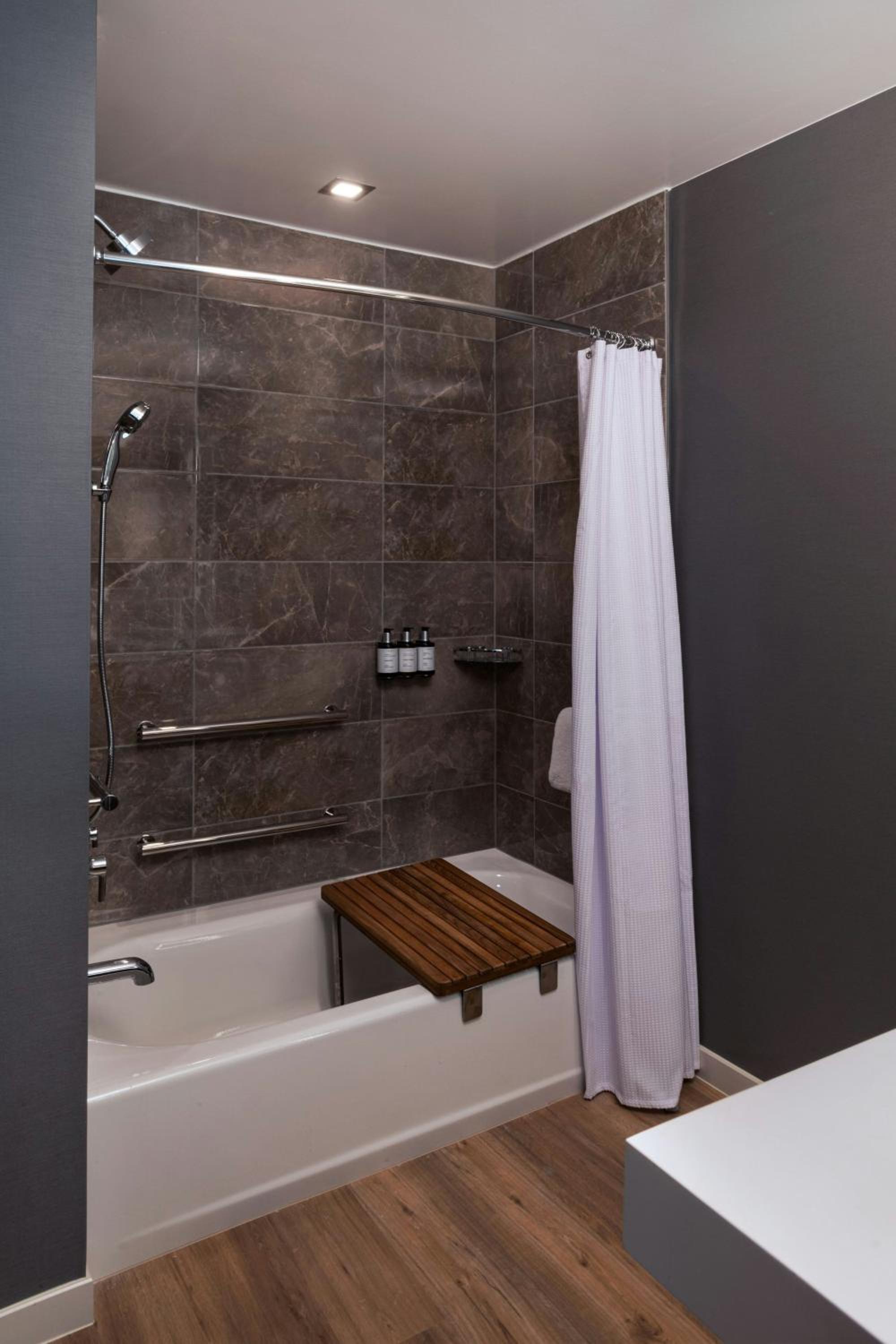 King Room with Bathtub - Mobility Accessible