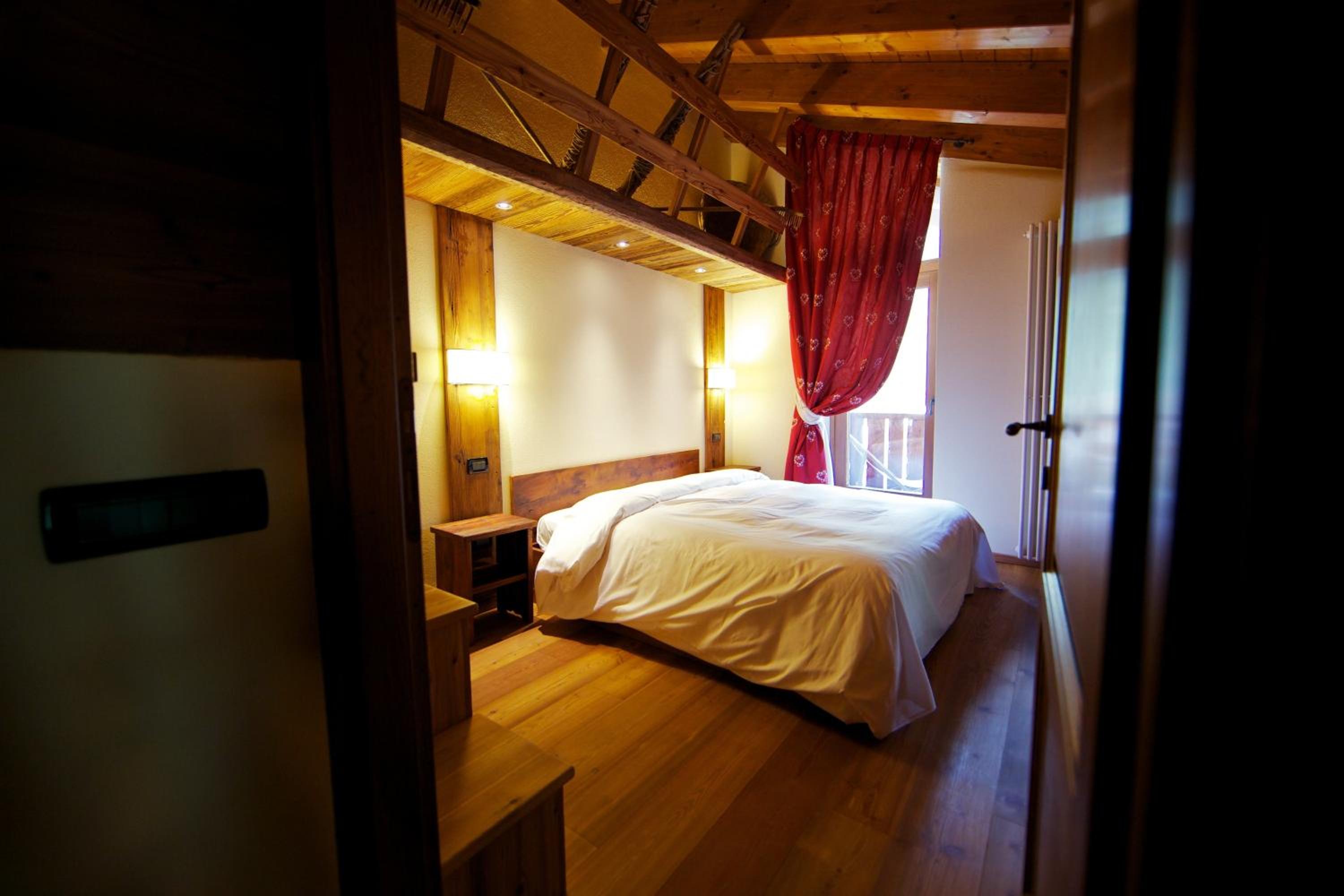 Two-Bedroom Apartment - Split Level