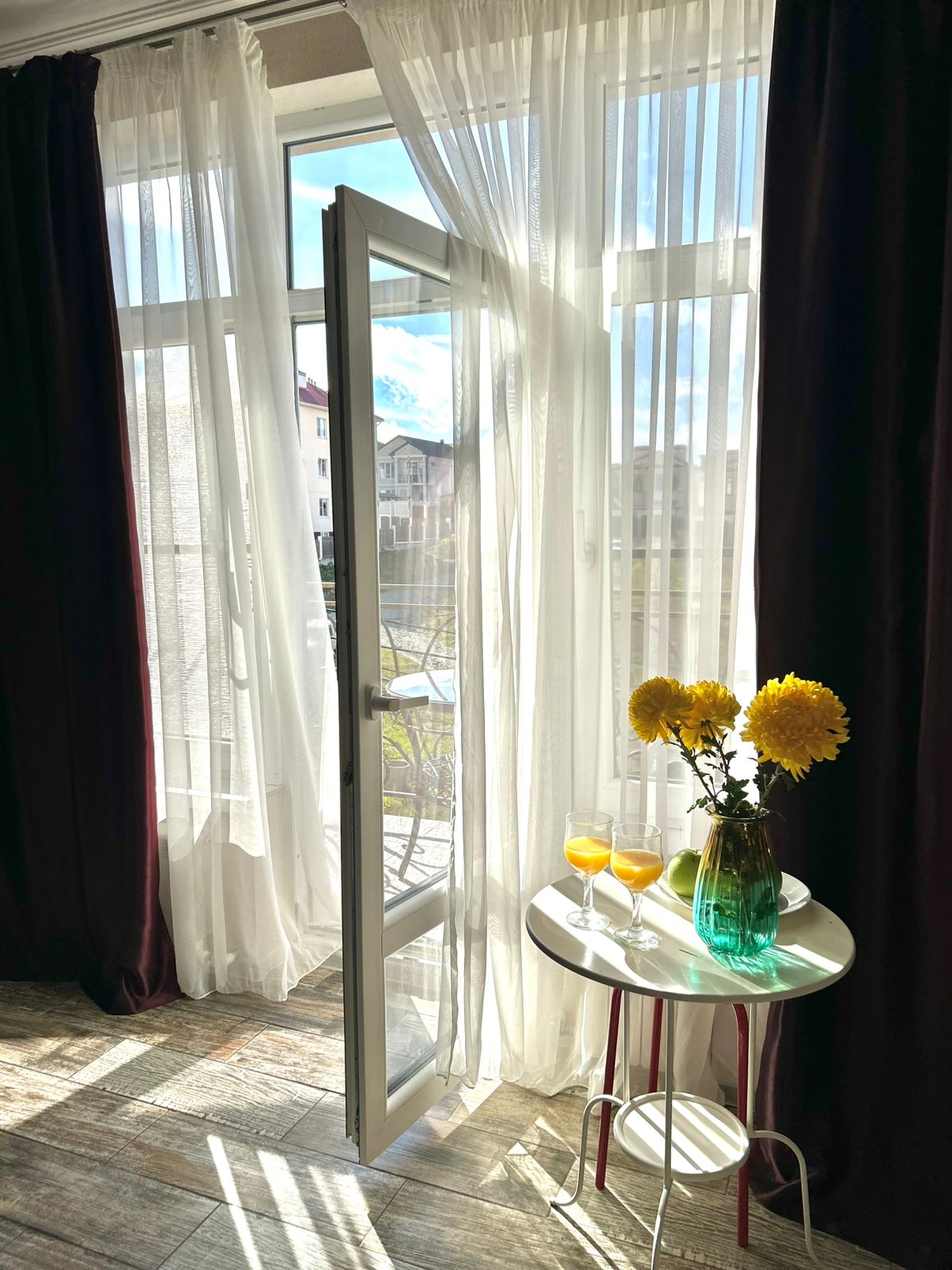 Двухкомнатный люкс с видом на море и балконом