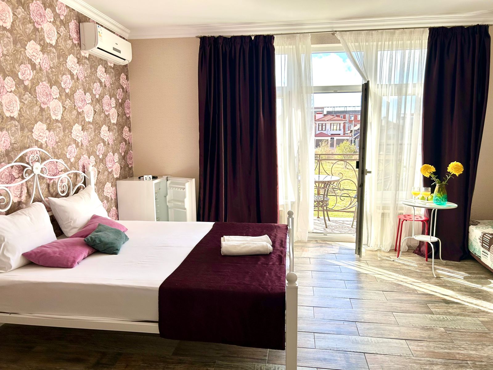 Двухкомнатный люкс с видом на море и балконом