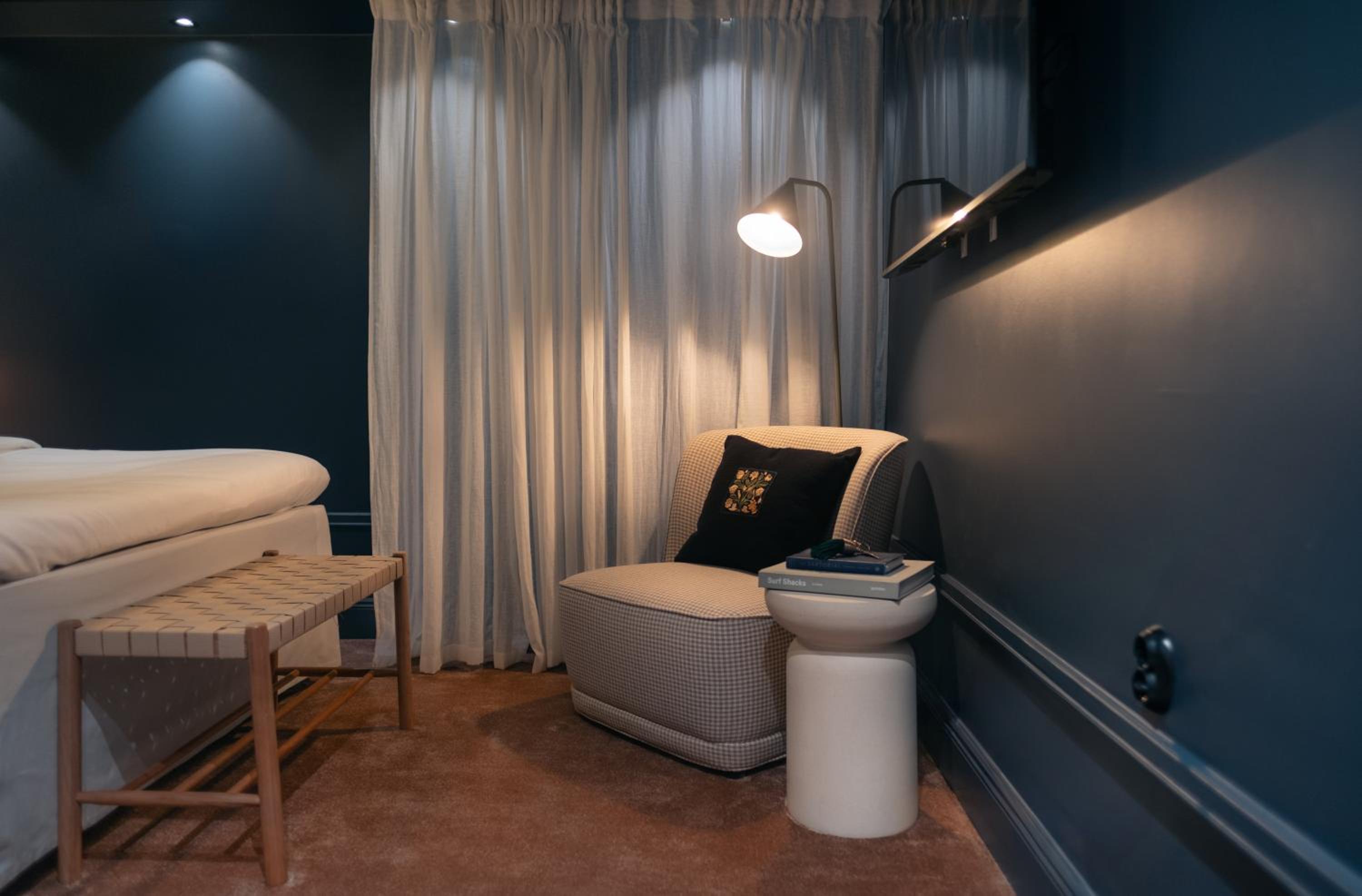 Standard Queen Room - No windows 