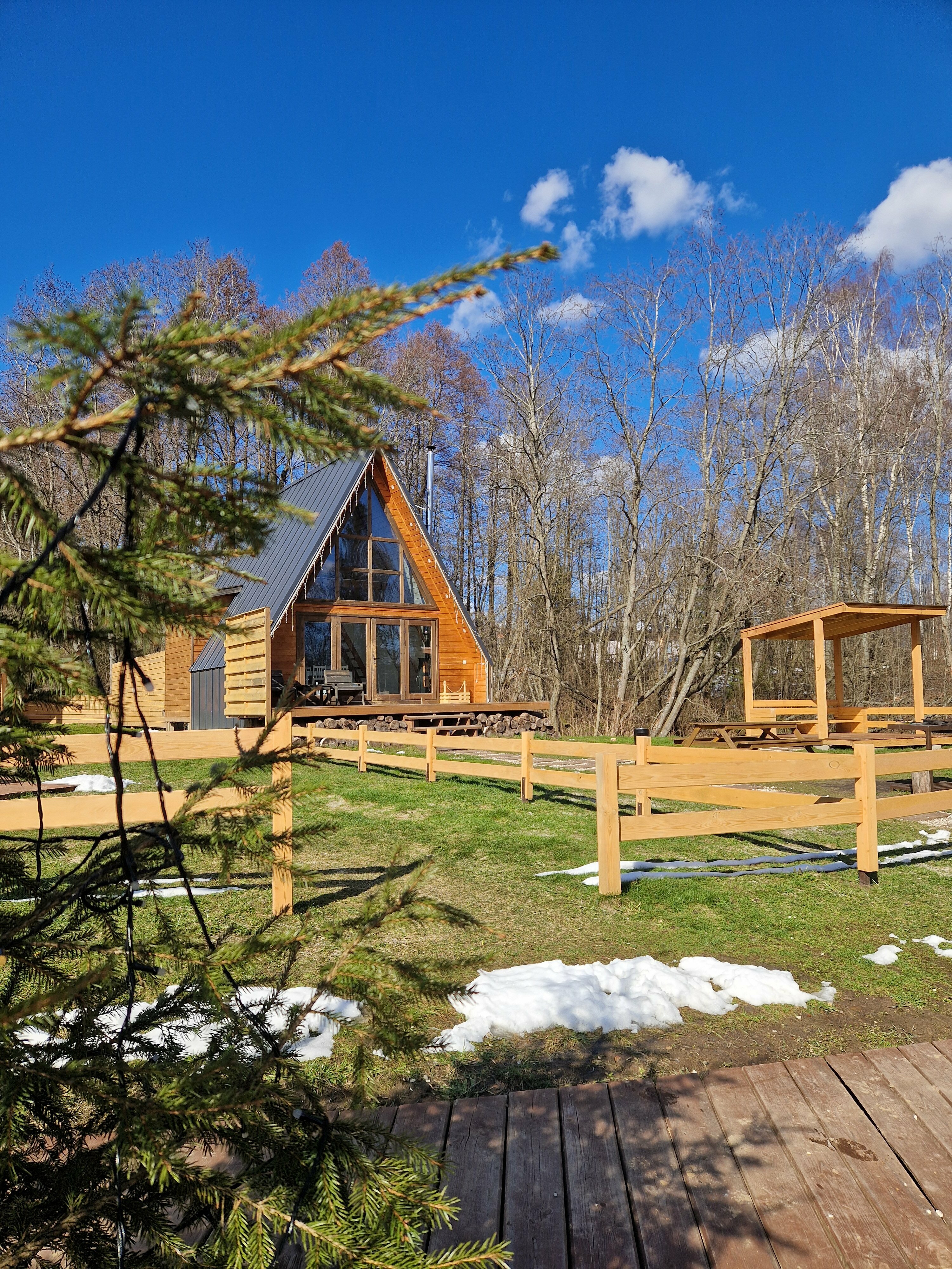 Афрейм с видом лес и озеро