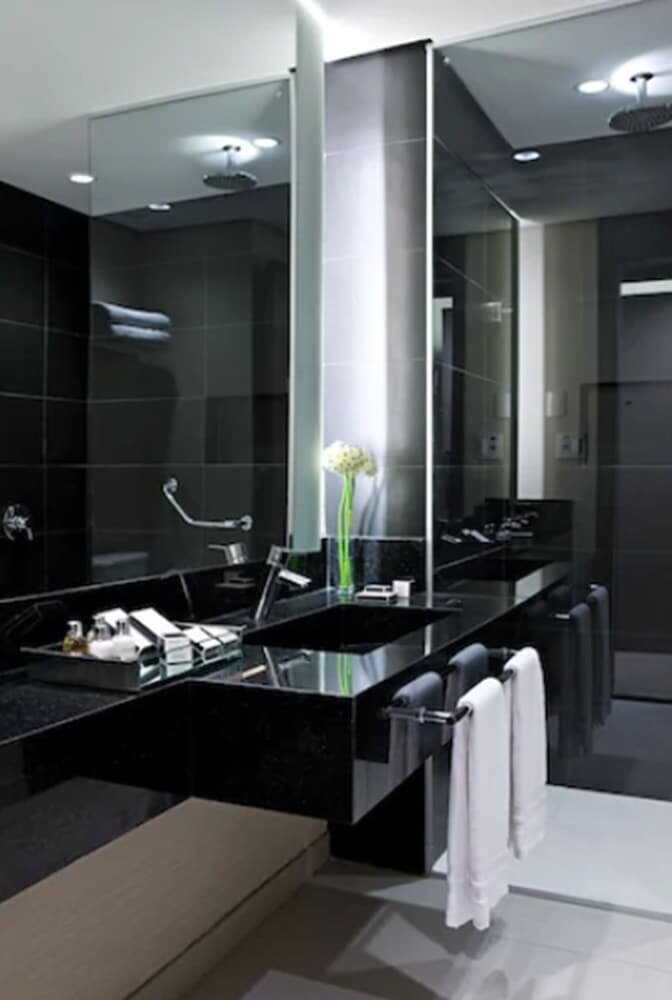 Family Room, Connecting Rooms