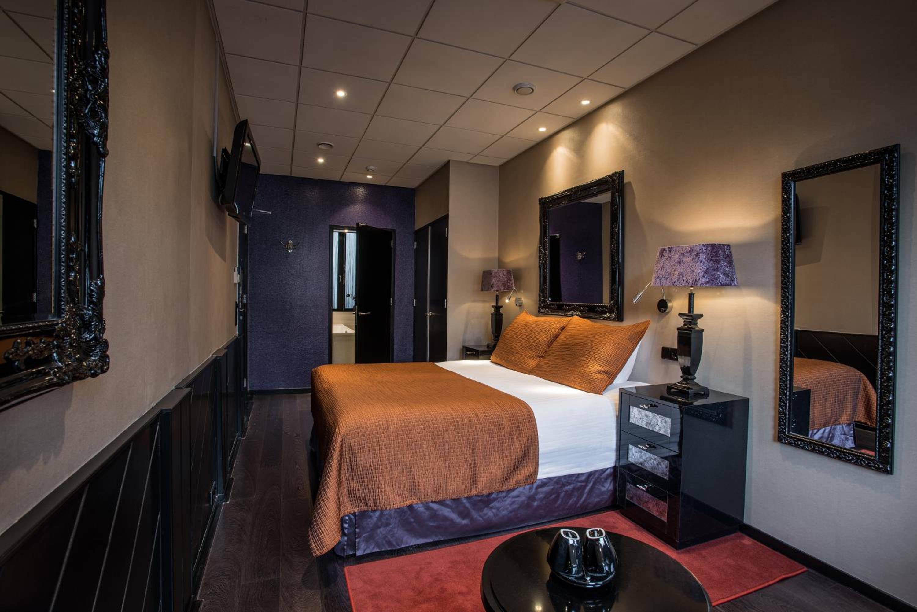 Large Luxury Double Room Bath with Canal View