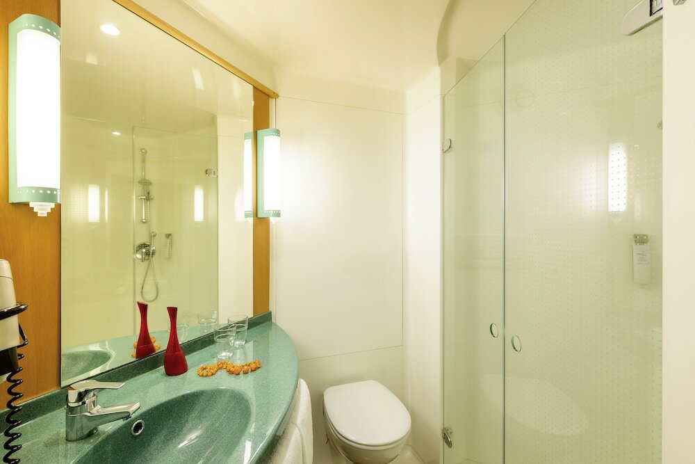 Doppelbett (160 x 200 cm), neues Schlafkomfort-Konzept und Kinderbett (80 x 170 cm)