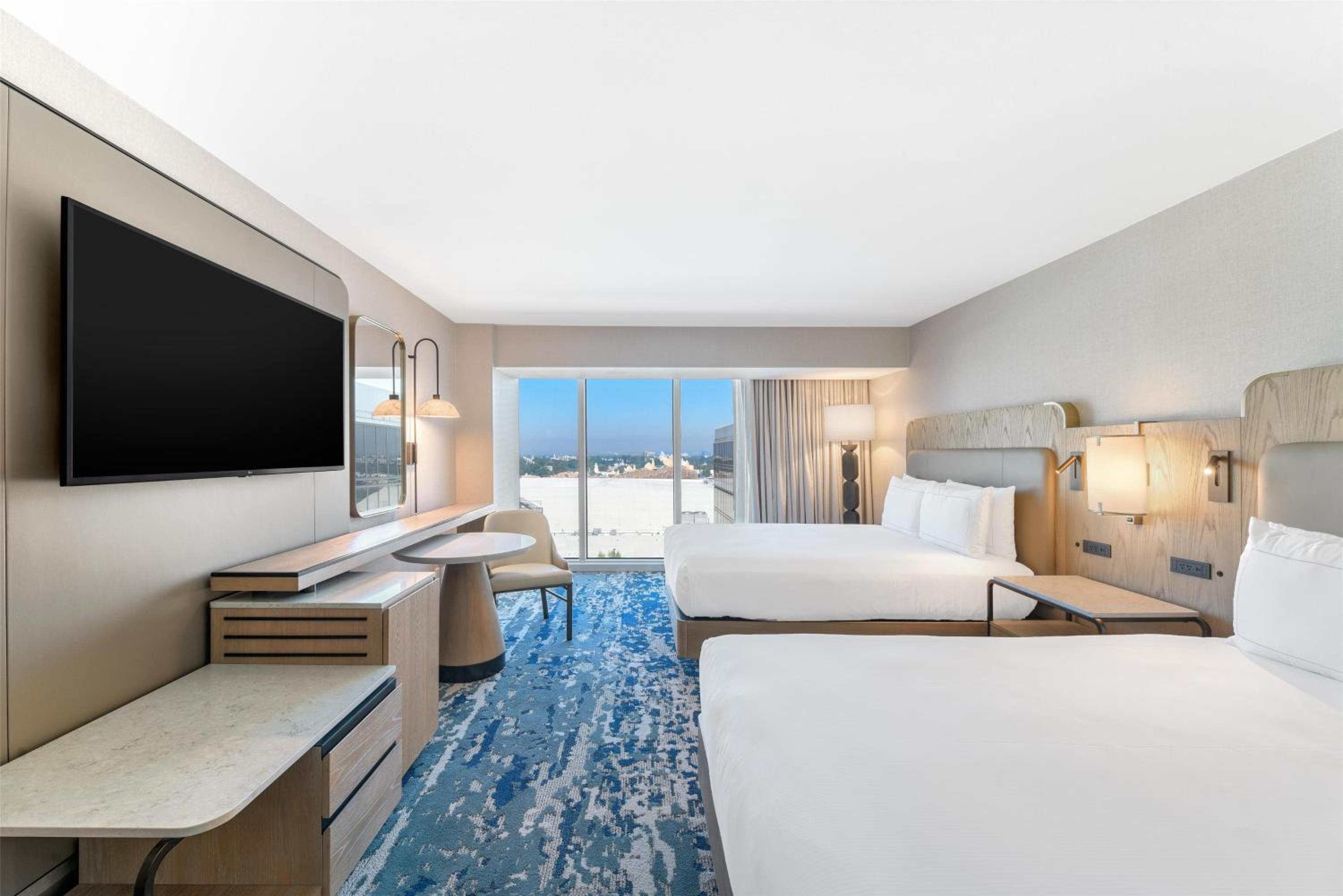 Queen Room with Park and Pool View and Bath Tub - Mobility Accessible