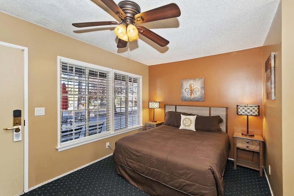Standard Room, 1 Queen Bed