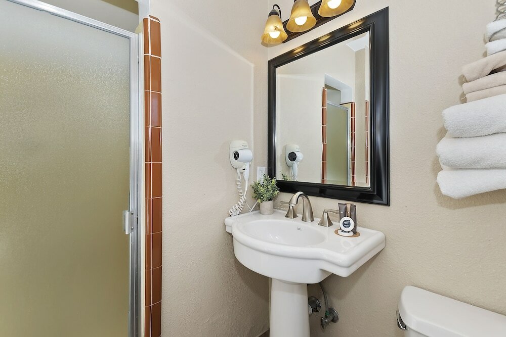 Standard Room, 1 Queen Bed