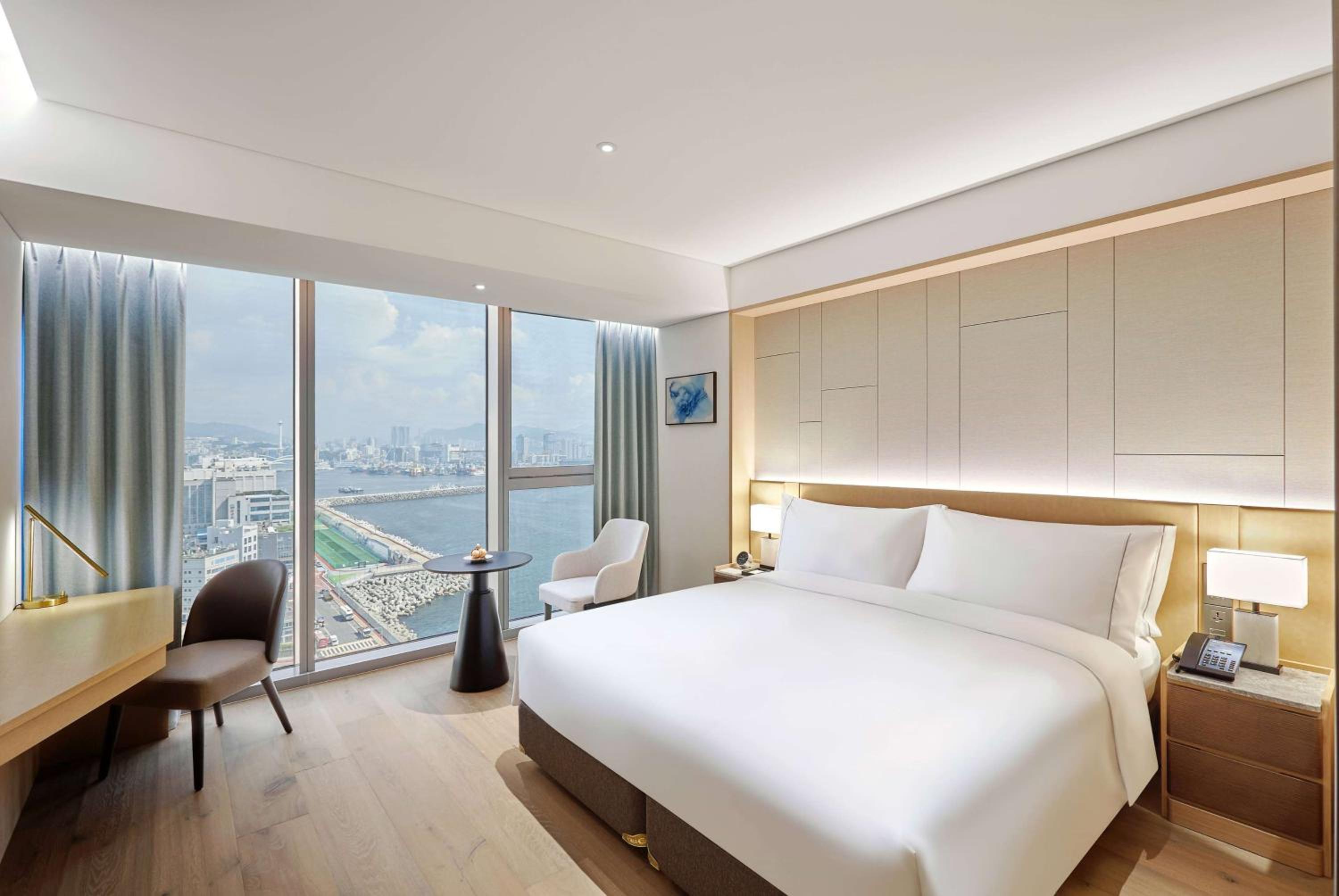 Deluxe Queen Room - Non-Smoking