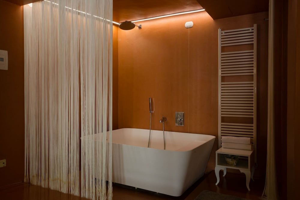 Luxury Suite, 1 King Bed, Bathtub