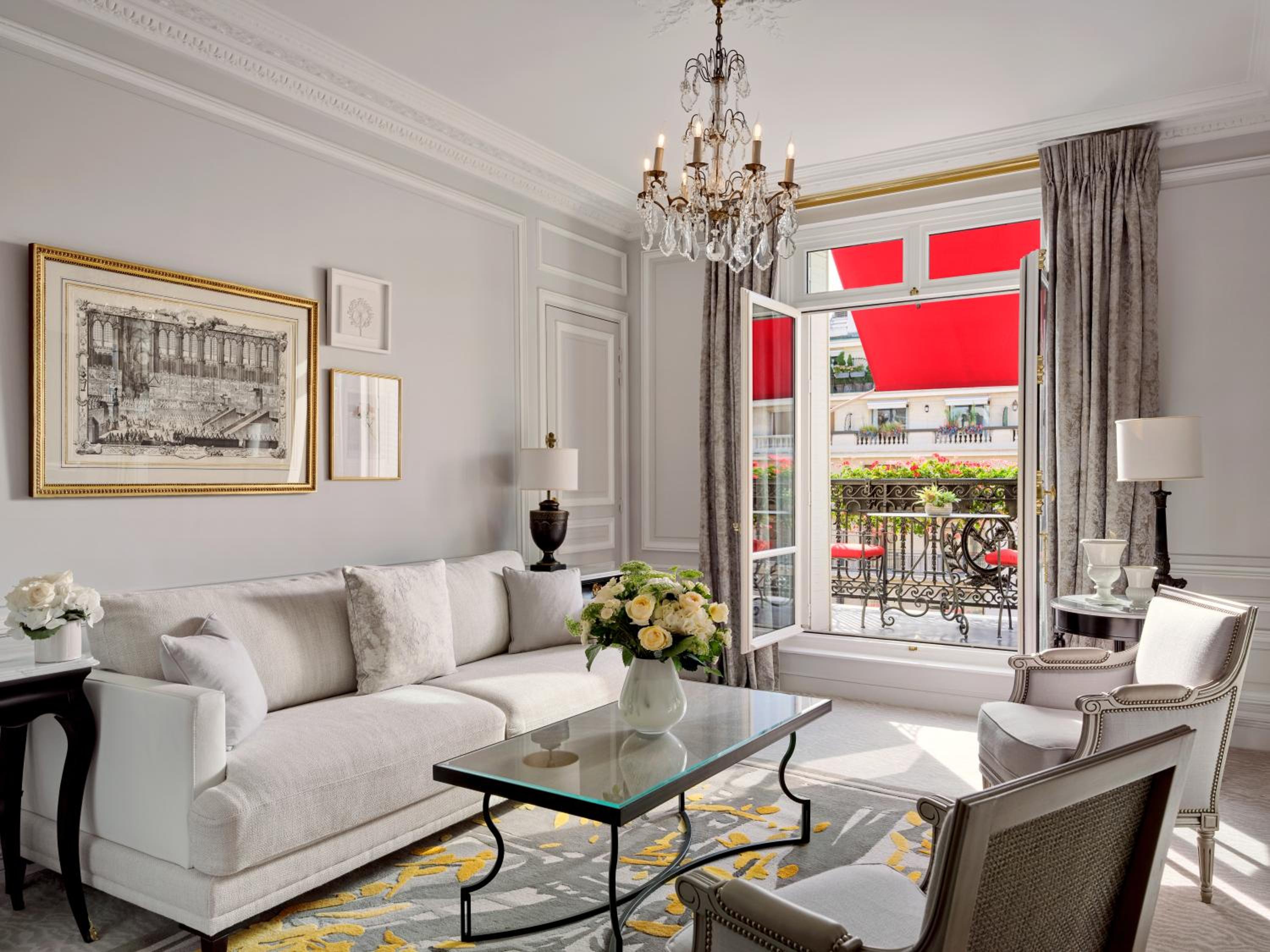 Deluxe Suite, avenue Montaigne view with balcony 