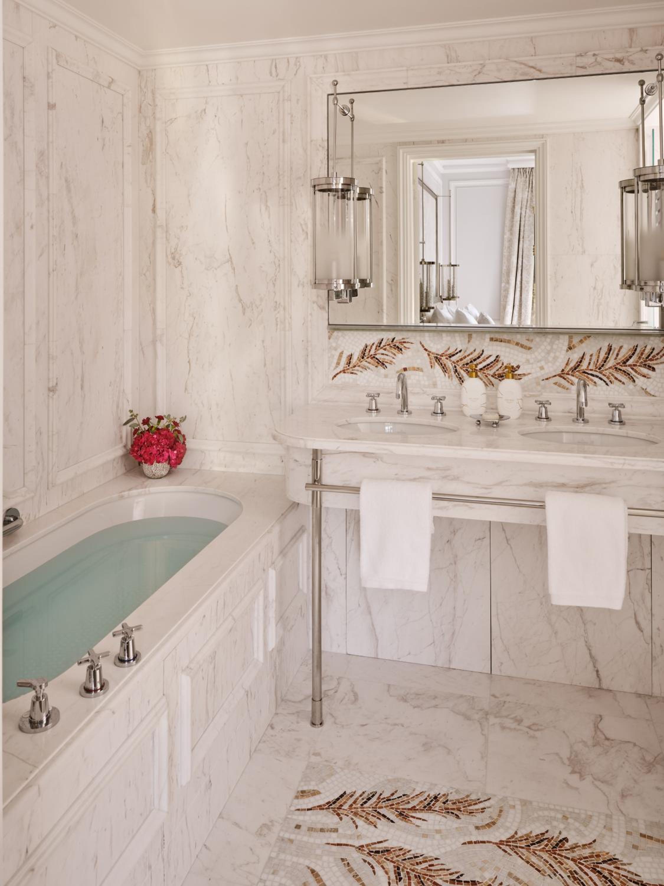 Deluxe Suite, avenue Montaigne view with balcony 