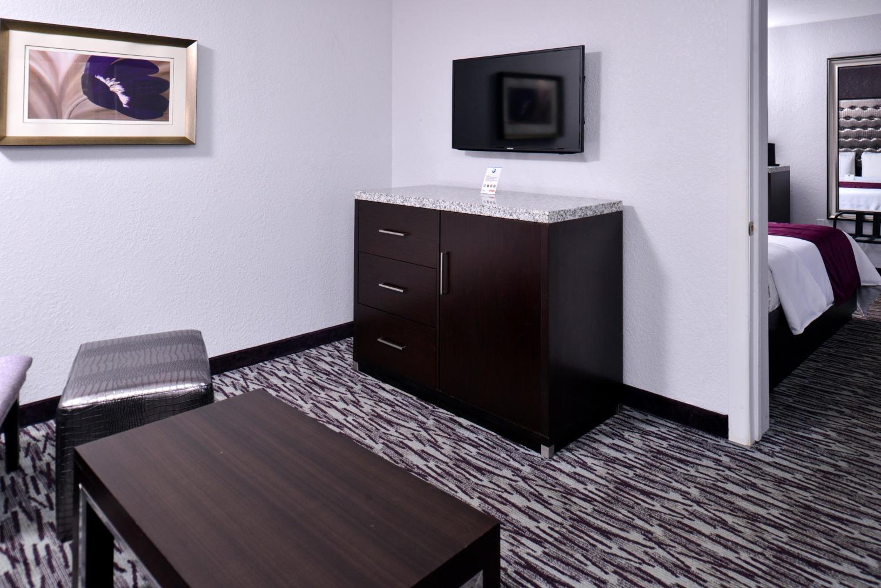 Queen Suite with Two Queen Beds & Sofa Bed (No Resort Fee)