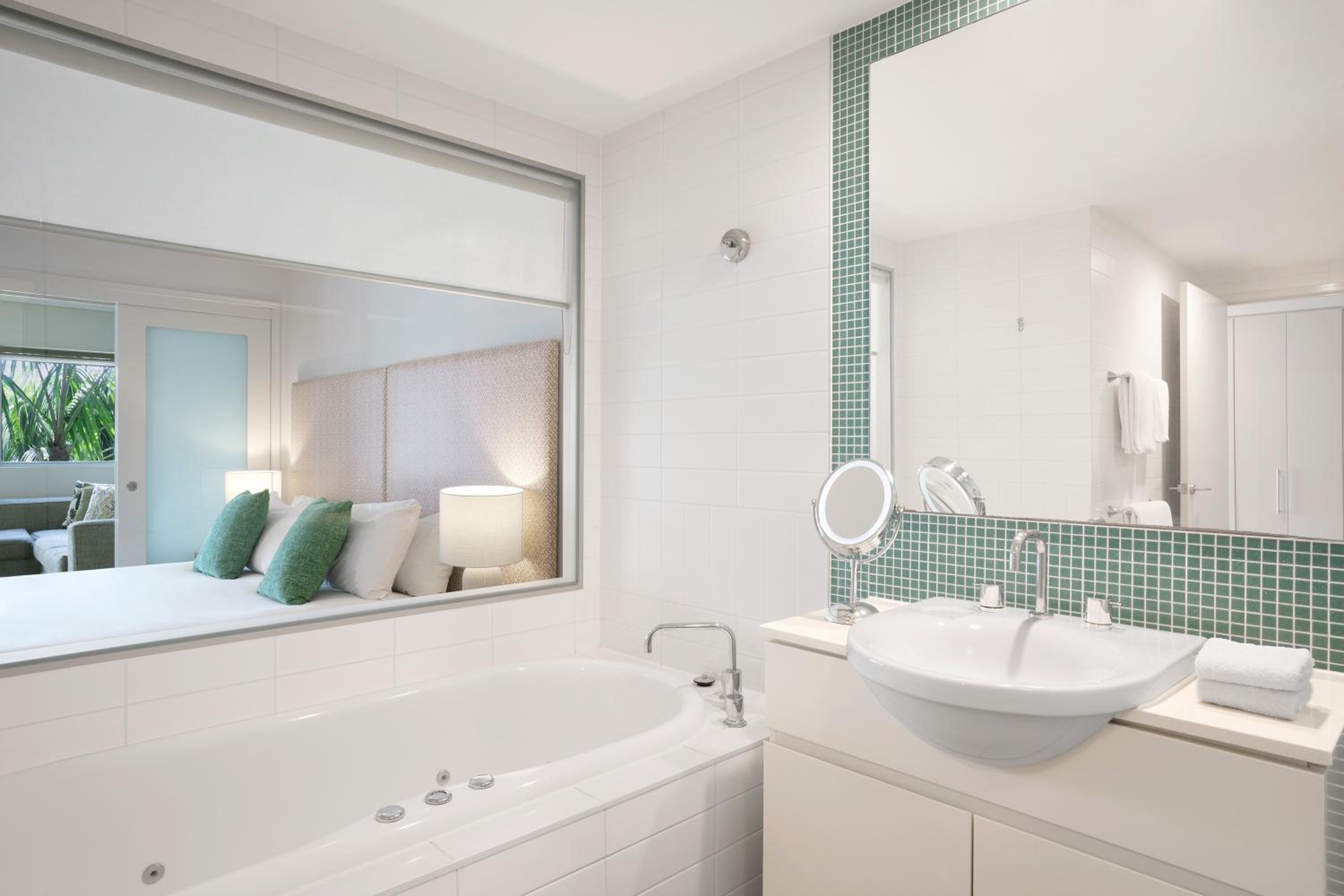 1 Bedroom Pool View Spa Suite