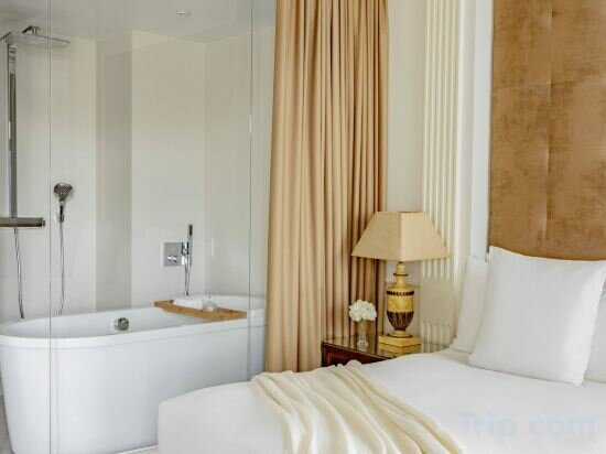 One-Bedroom Suite Red Level