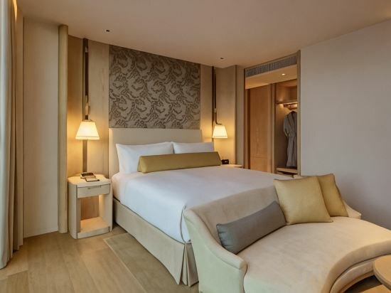 Deluxe King Room with City View