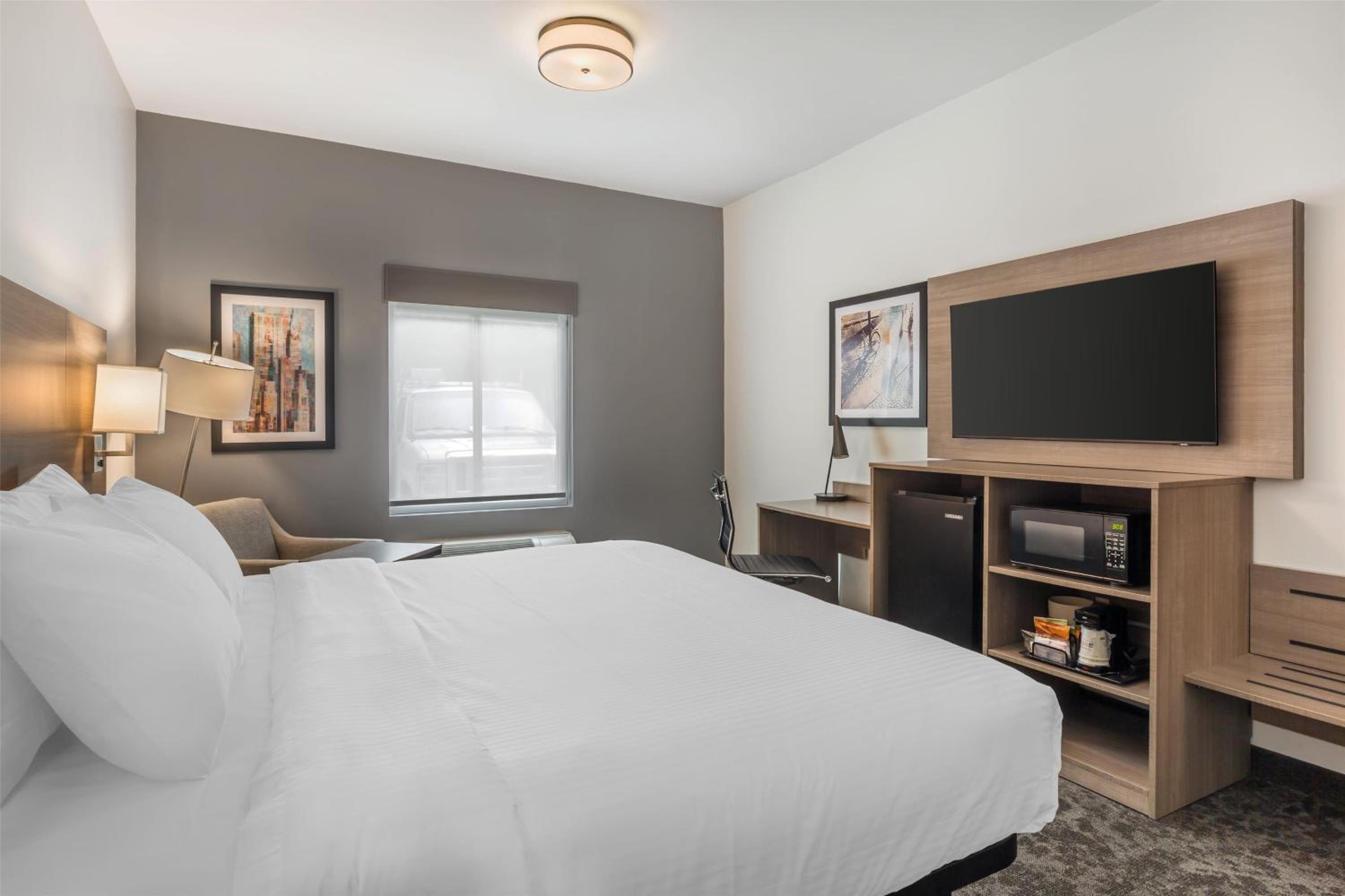 King Room with Roll-in Shower - Disability Access/Non-Smoking