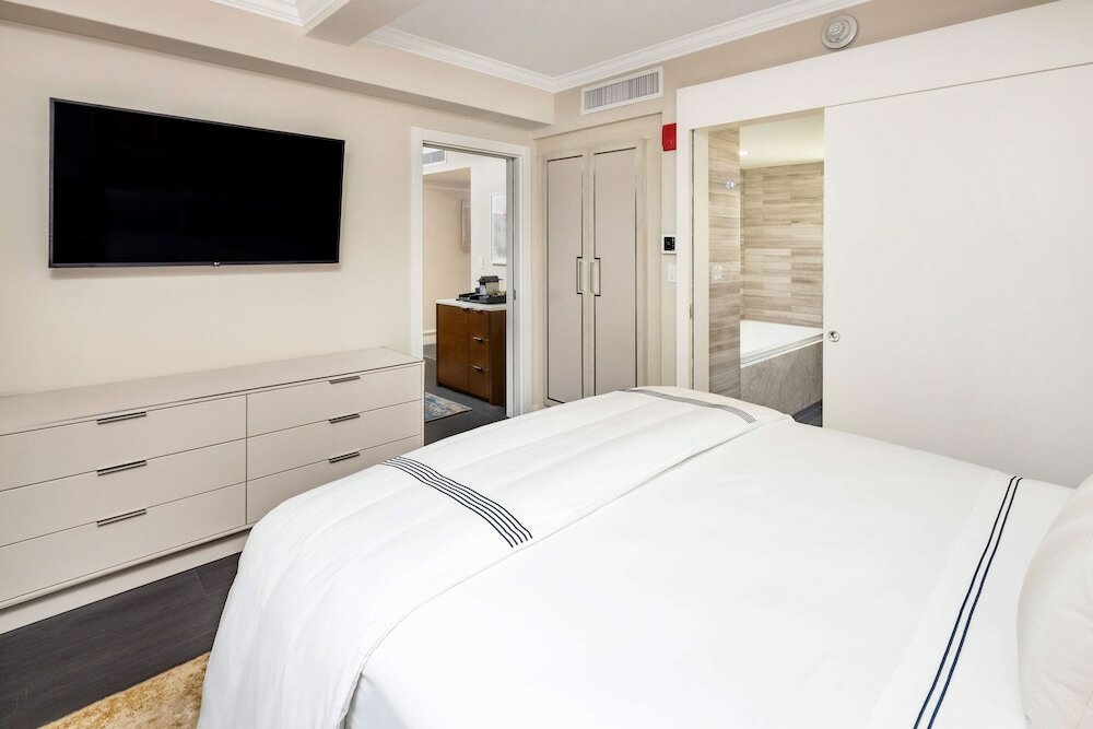 Premier Suite, 1 Bedroom (3x3 Shower)