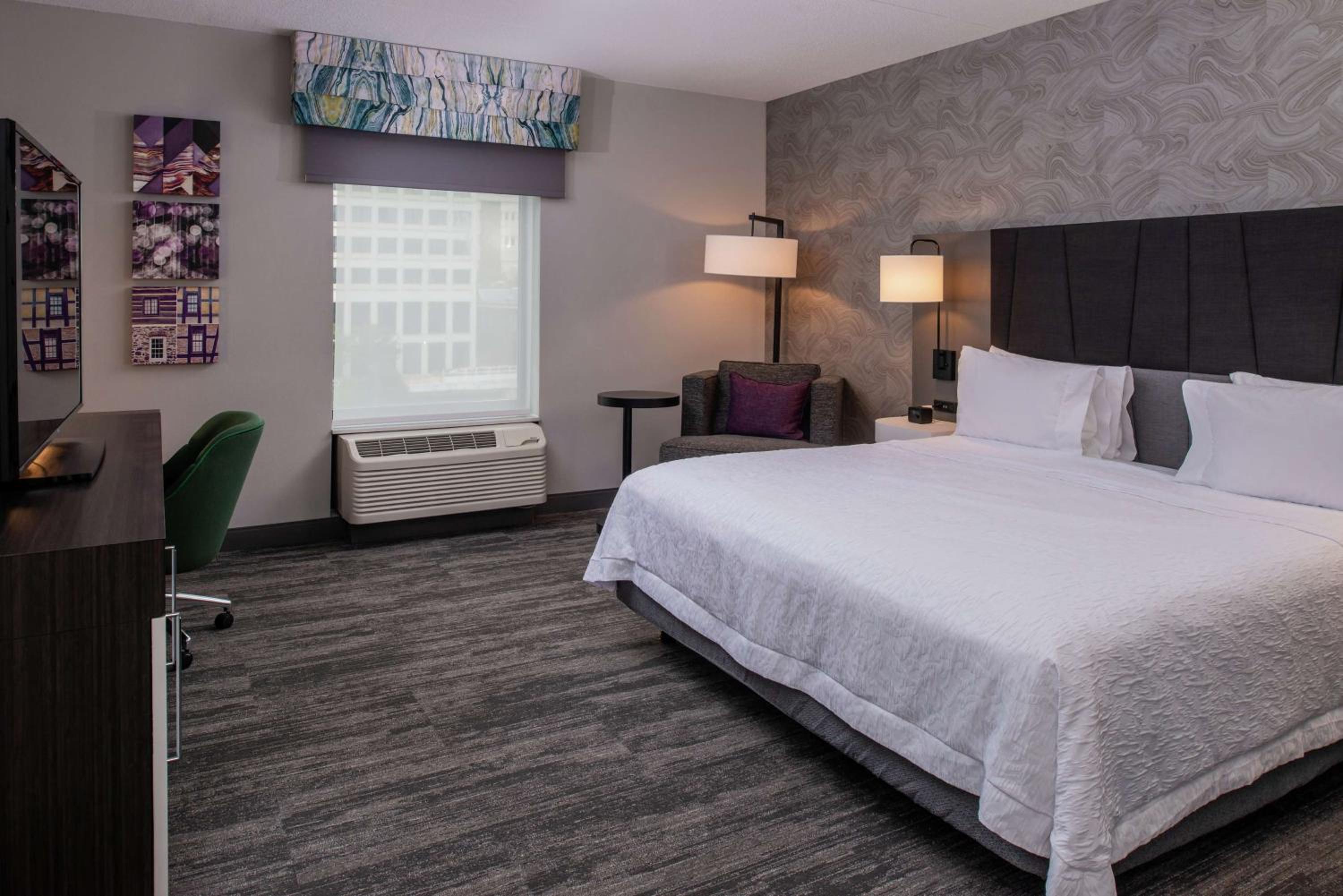 King Room with Roll-in Shower - Disability Accessible/Non-Smoking