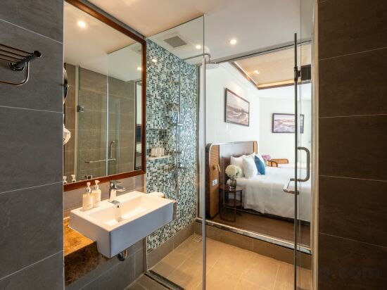 Deluxe King Garden View