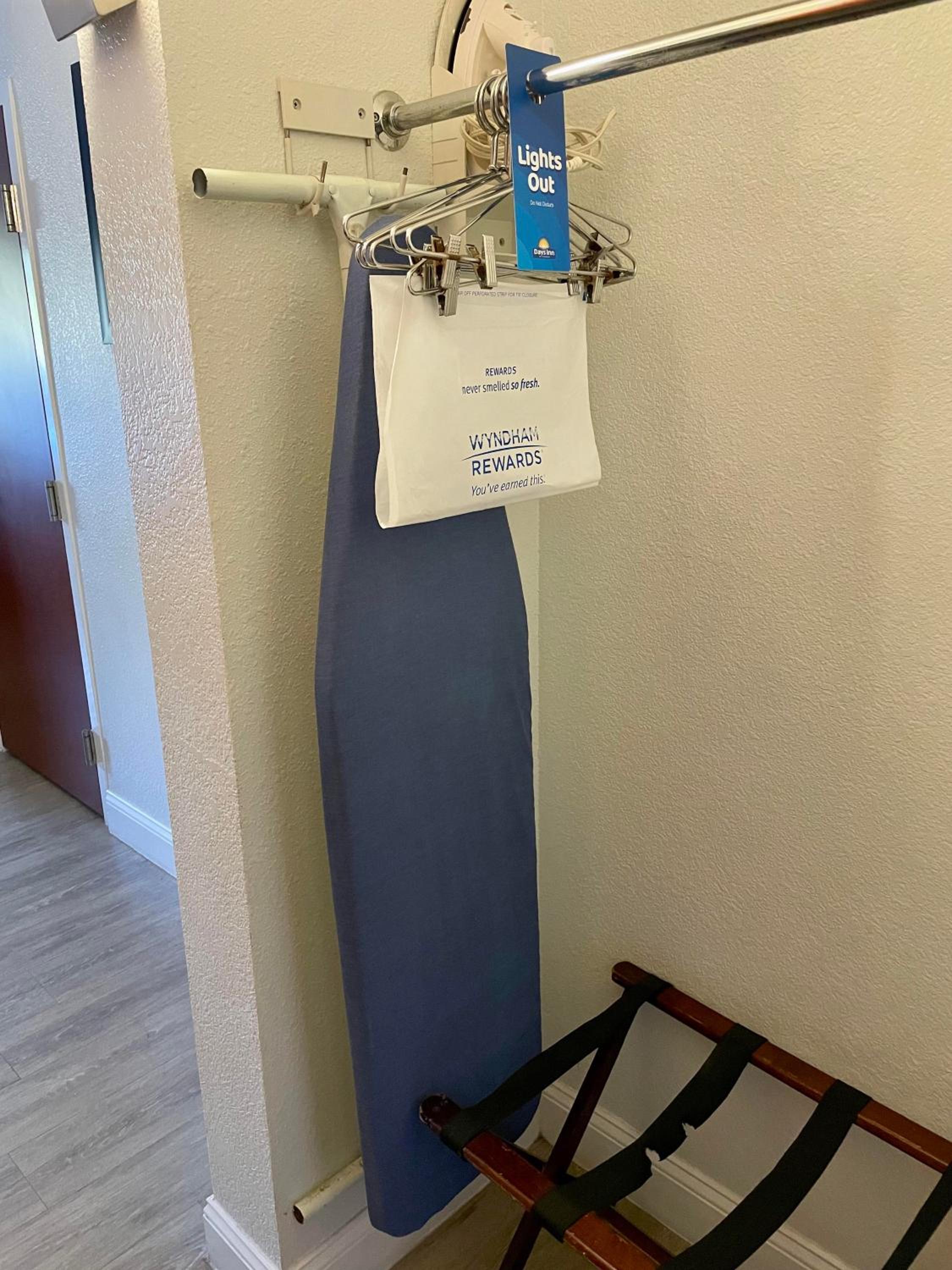 King Room with Bath Tub - Mobility/Hearing Accessible - Non-Smoking