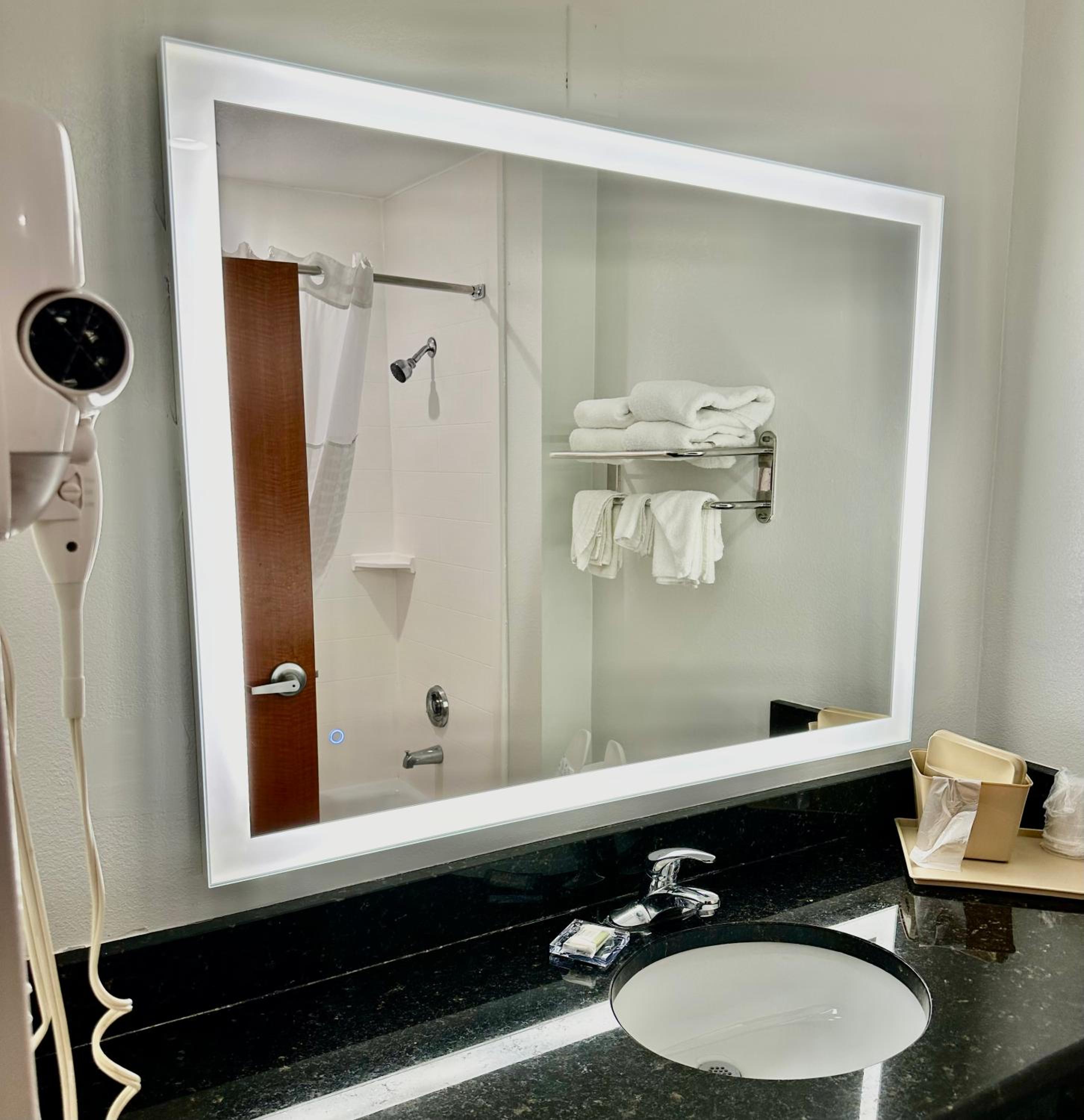 King Room with Bath Tub - Mobility/Hearing Accessible - Non-Smoking