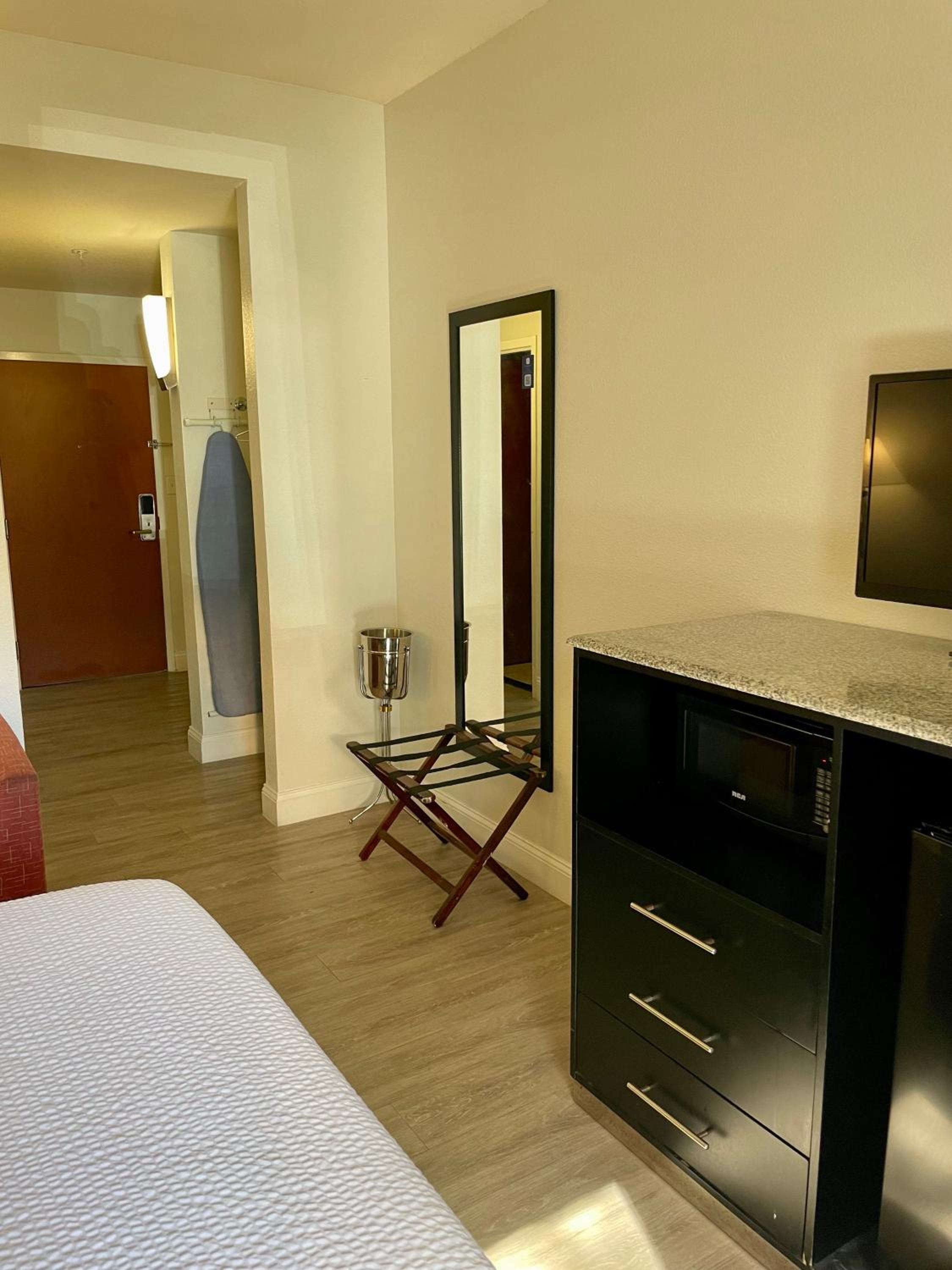 King Room with Bath Tub - Mobility/Hearing Accessible - Non-Smoking