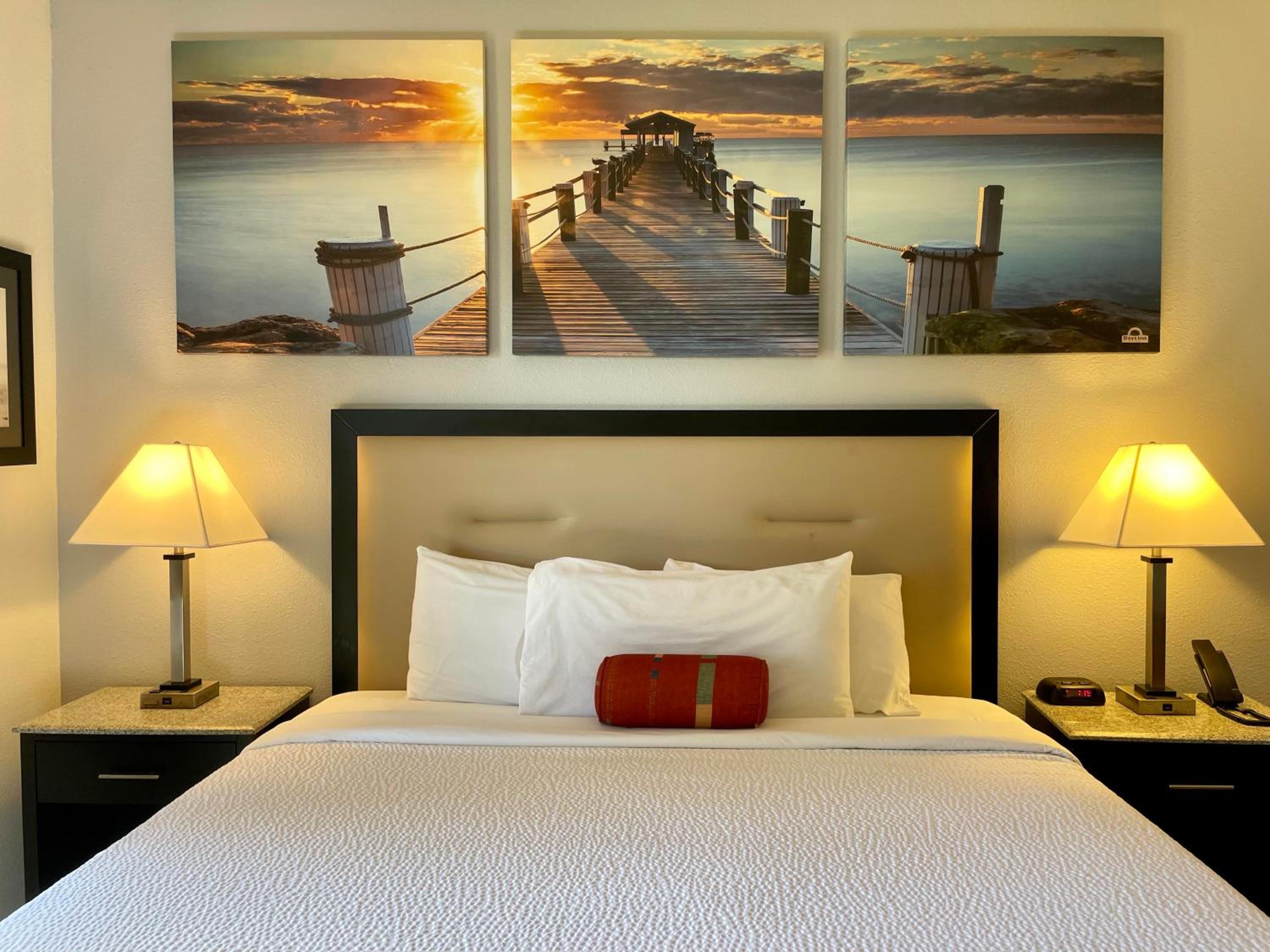 King Room with Bath Tub - Mobility/Hearing Accessible - Non-Smoking