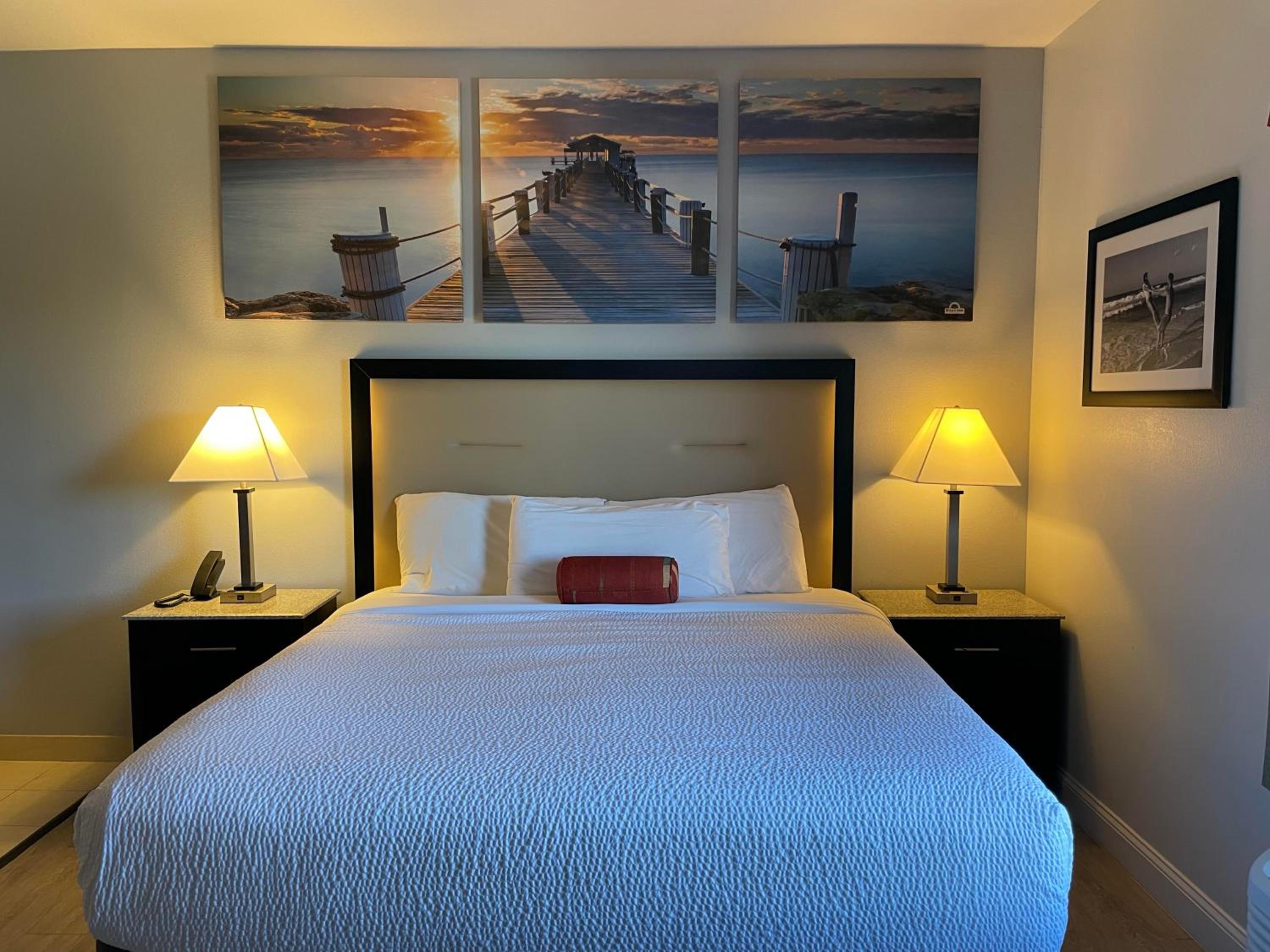 King Room with Bath Tub - Mobility/Hearing Accessible - Non-Smoking