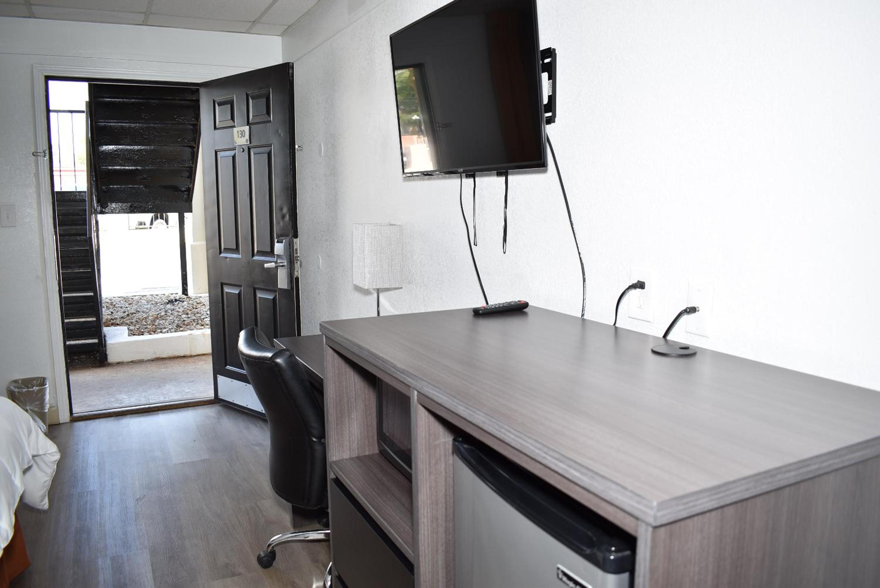 Queen Room - Non-Smoking