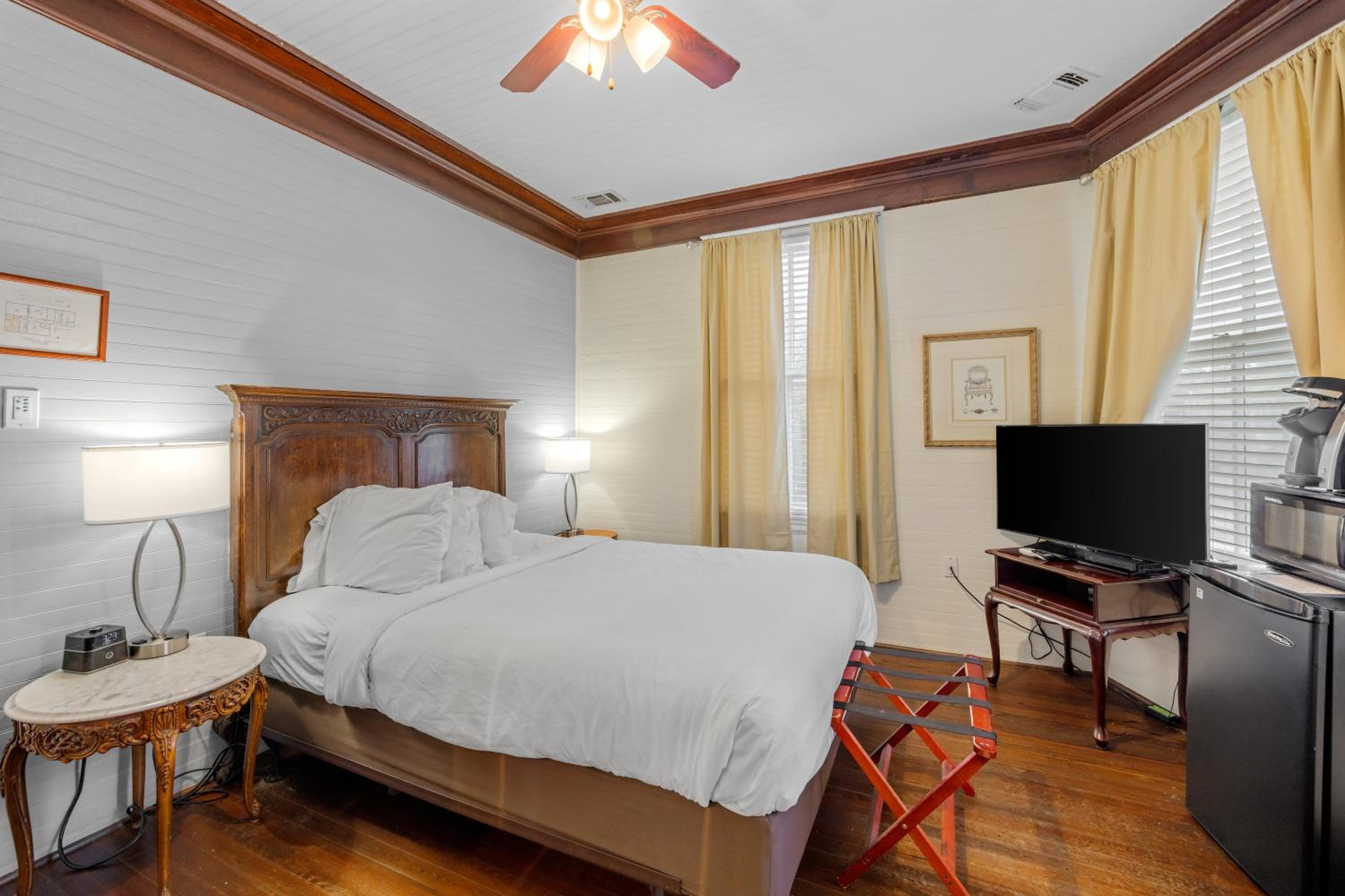 Queen Room - Non-Smoking
