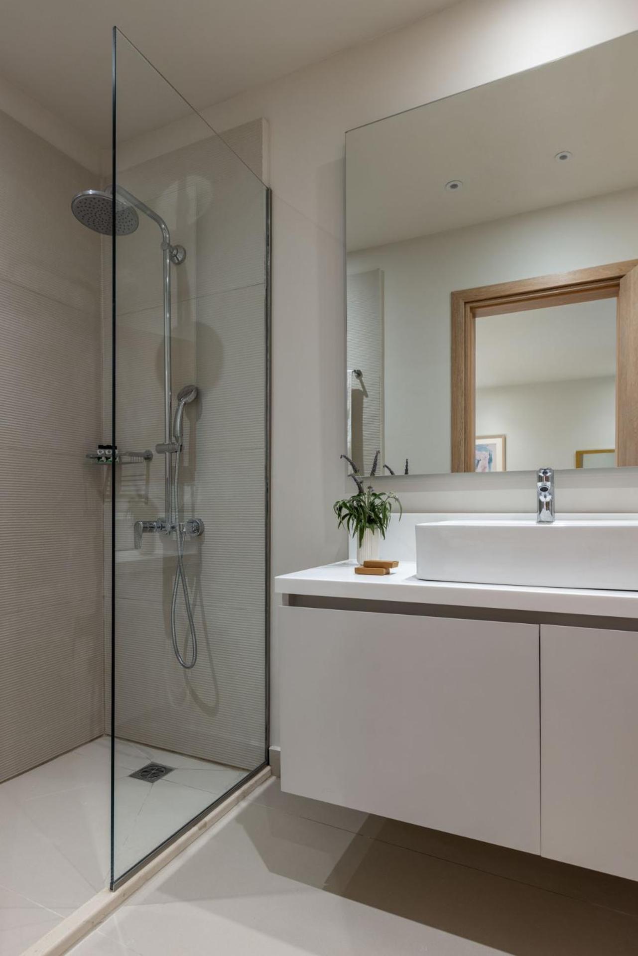 Deluxe Room with Terrace City and Port View