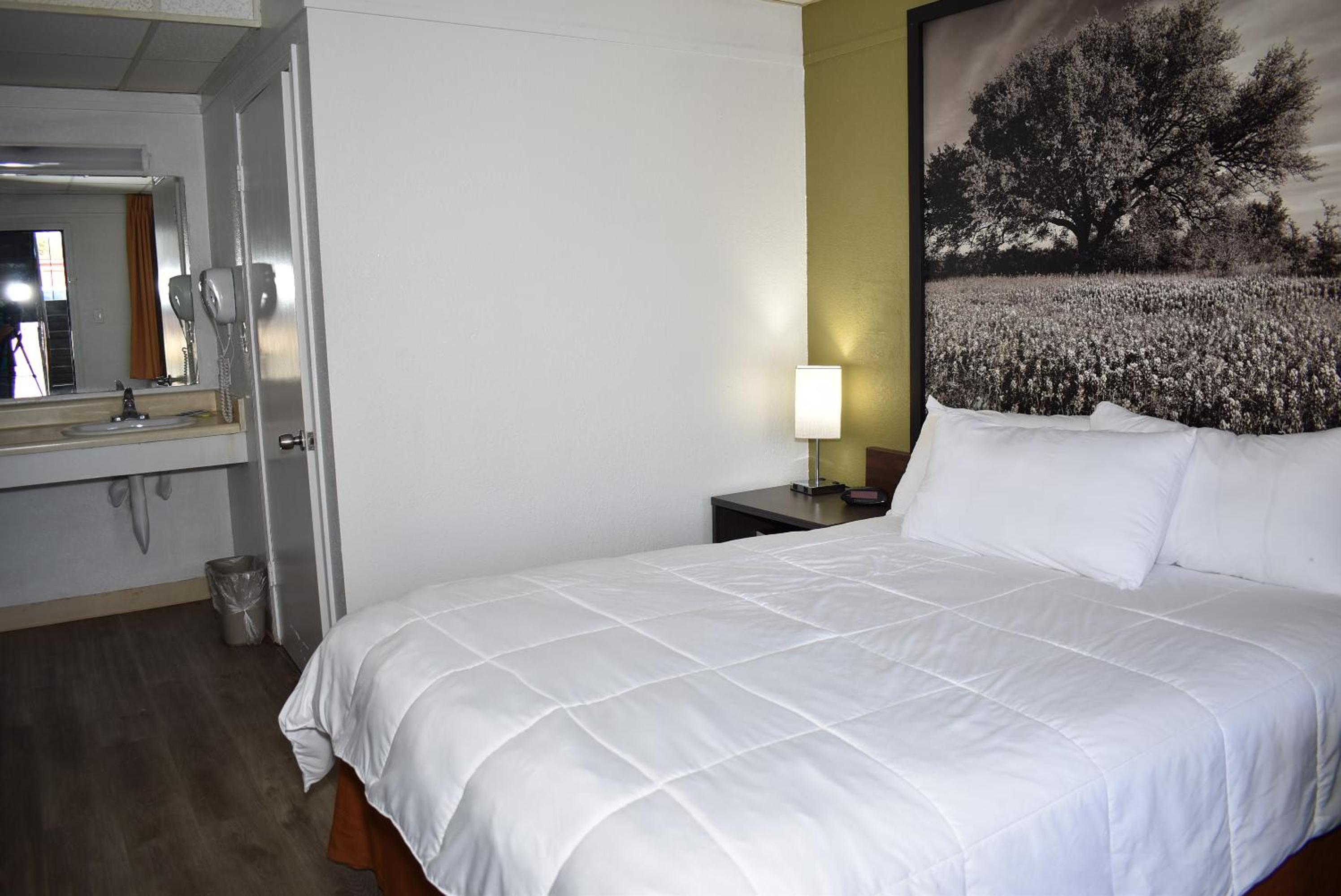 Queen Room - Non-Smoking