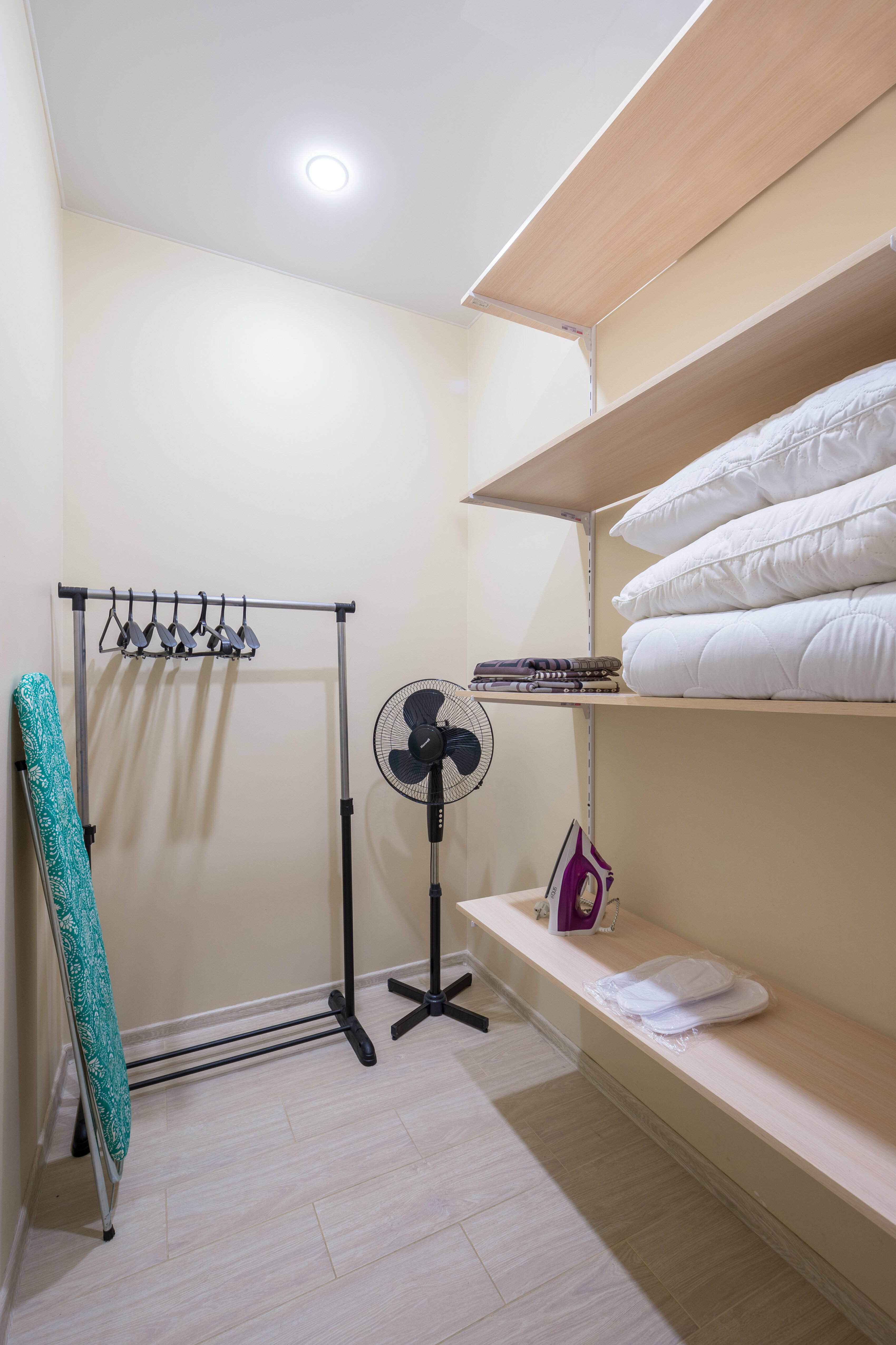 Однокомнатные апартаменты «Розовый фламинго» с подвесной качелью и балконом (вид на город с 23-го этажа).