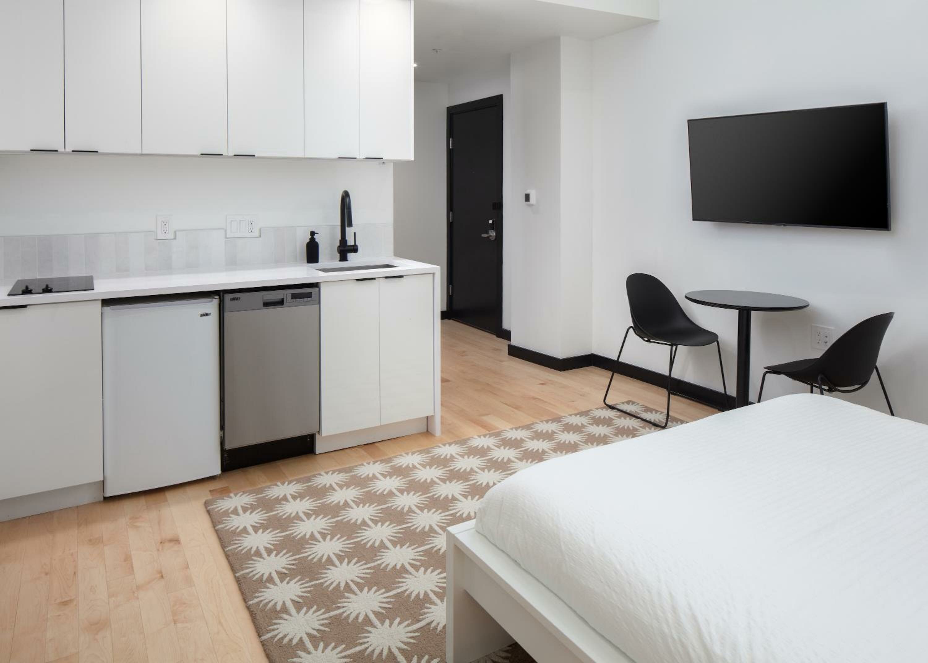 Queen Studio with Kitchenette (Self Check-in with Virtual Front Desk)