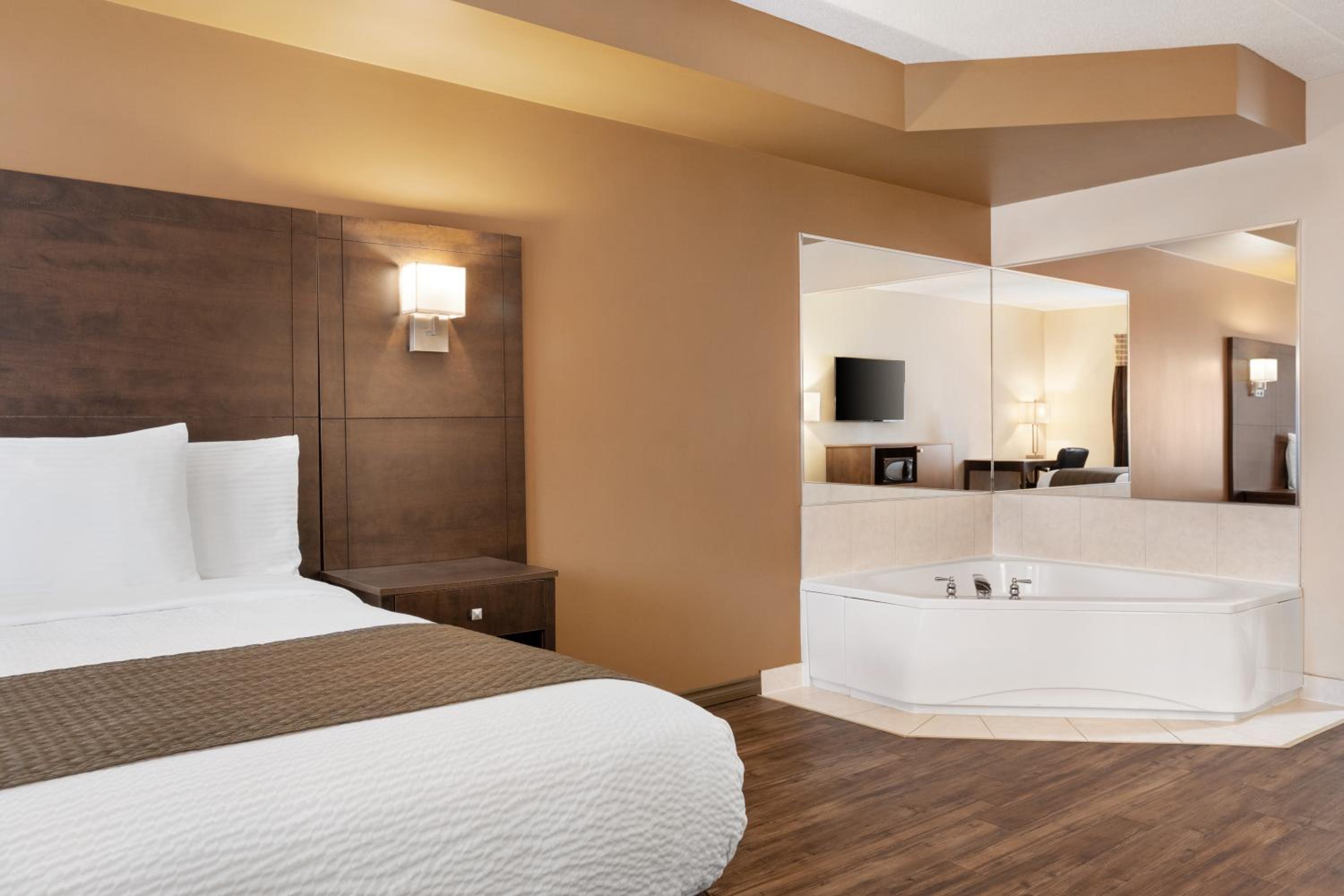 Deluxe King Suite - Non-Smoking