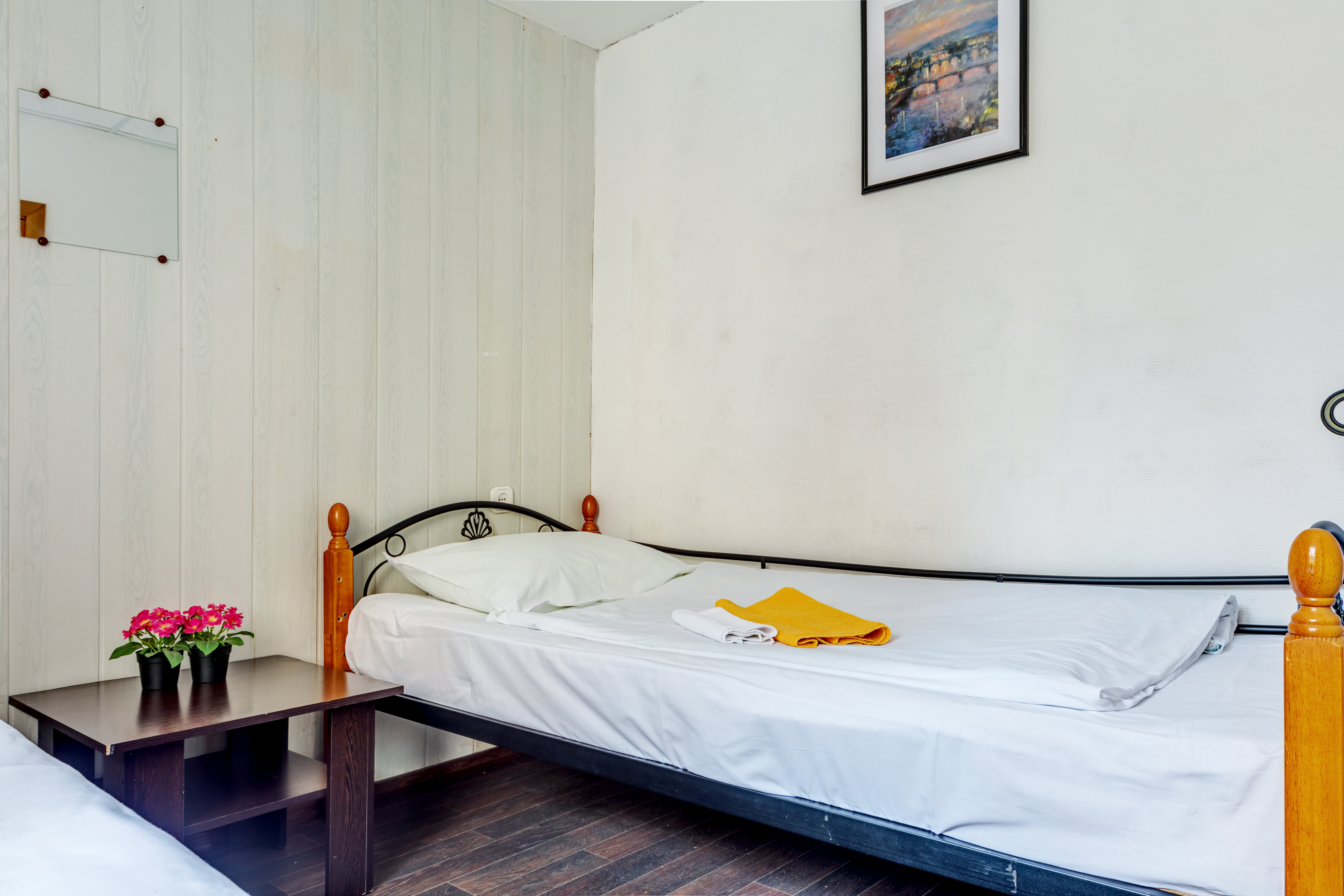 Двухместный номер с 2 отдельными кроватями и общим туалетом