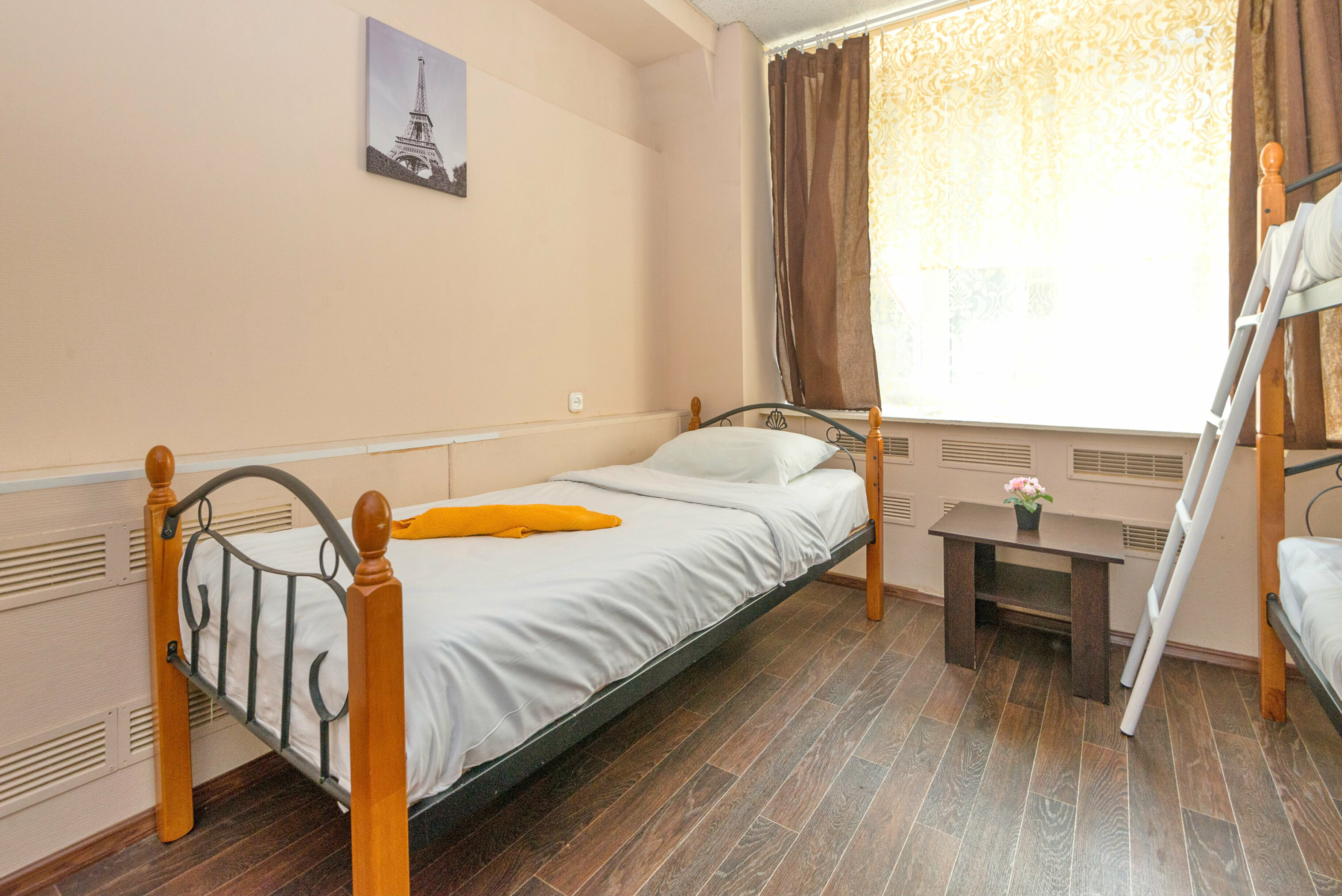 Трехместный номер с общей ванной комнатой