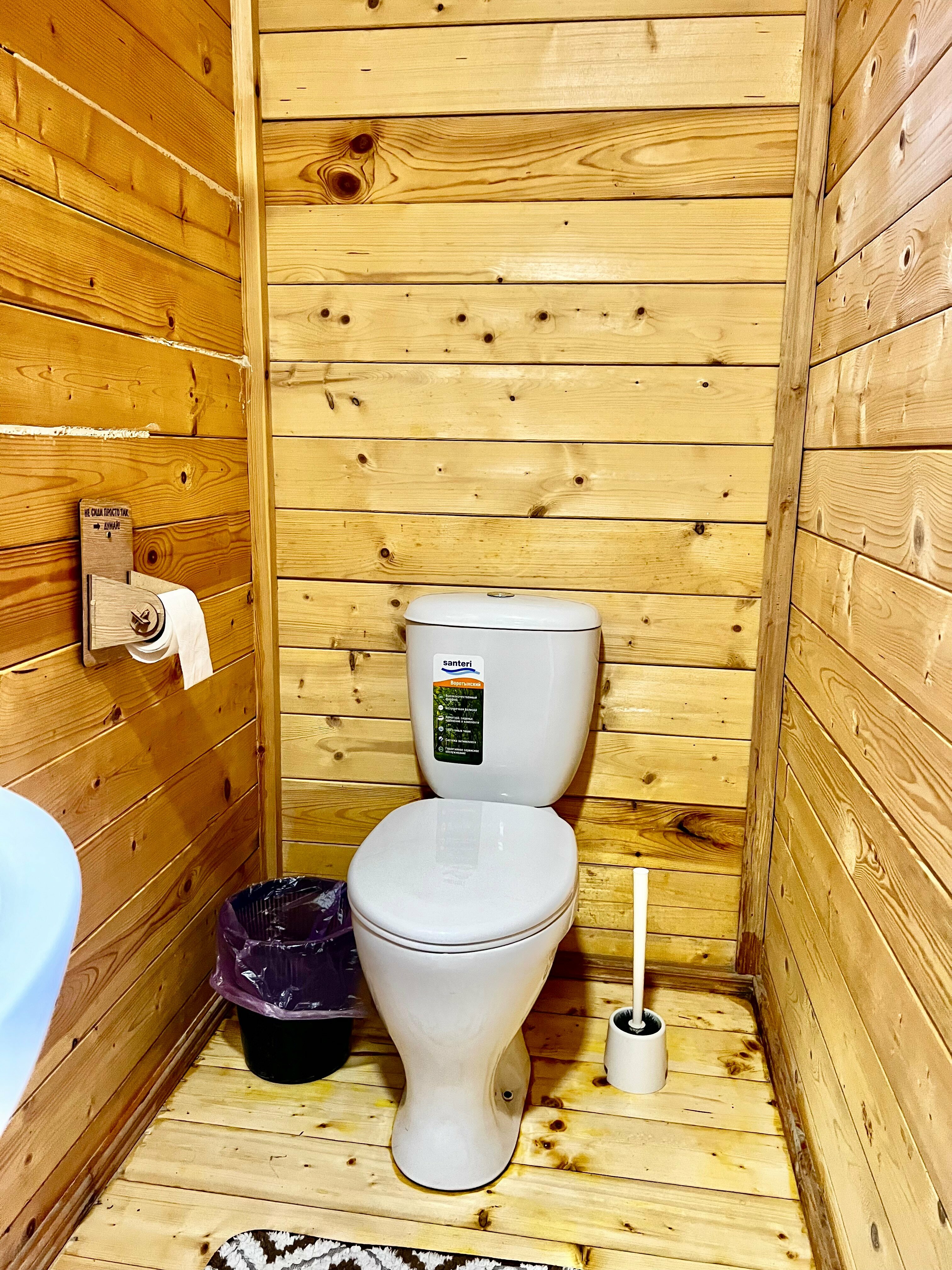 Пятиместный домик на территории с ванной комнатой