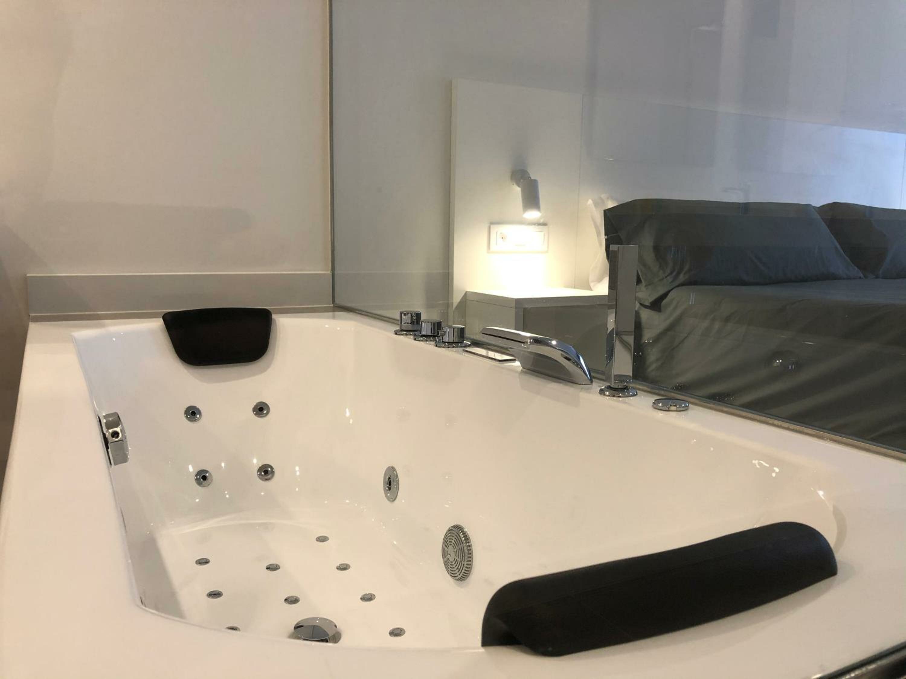 Deluxe Suite with Spa Bath