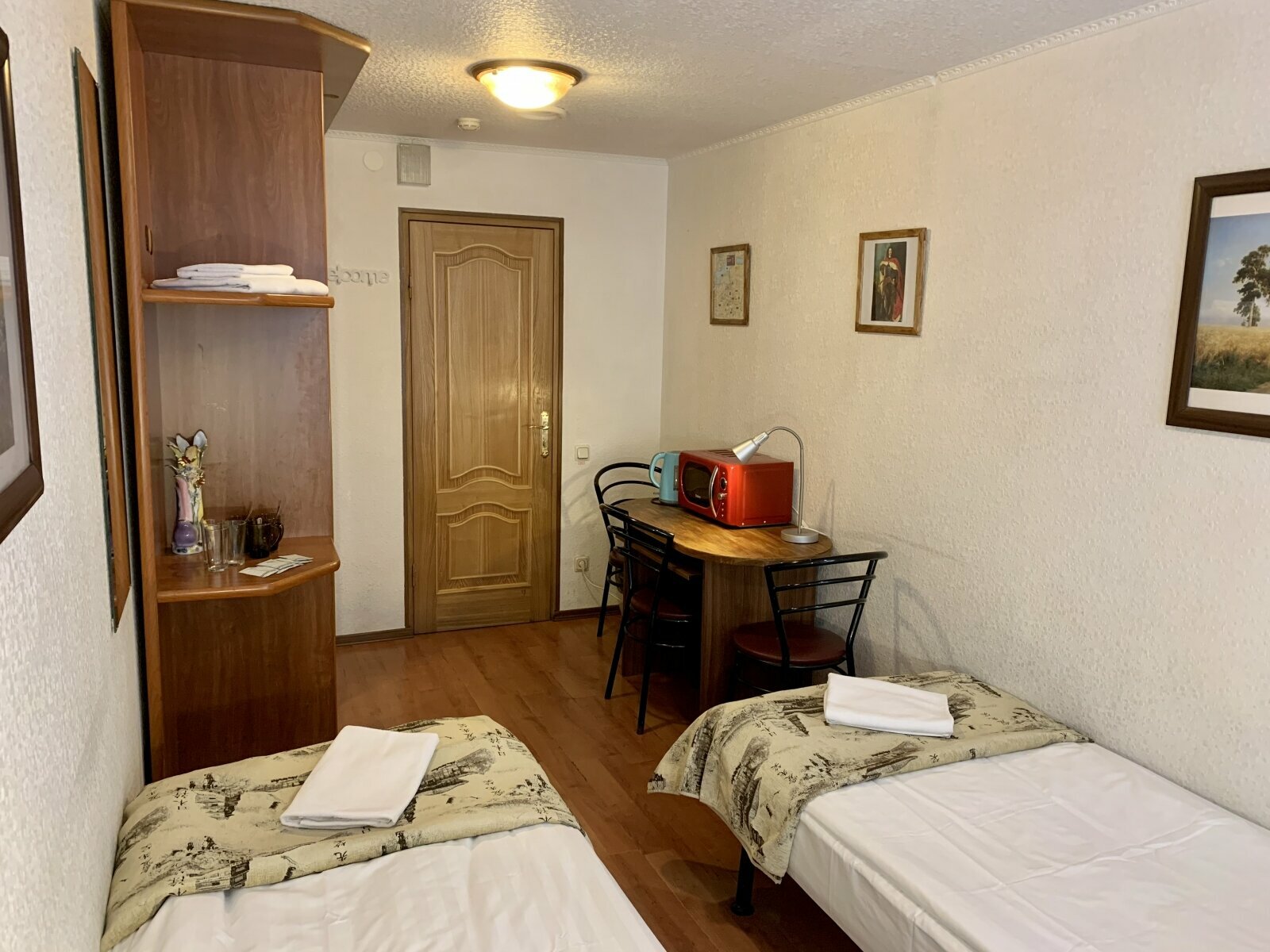 Трехместный номер эконом-класса с общей ванной комнатой