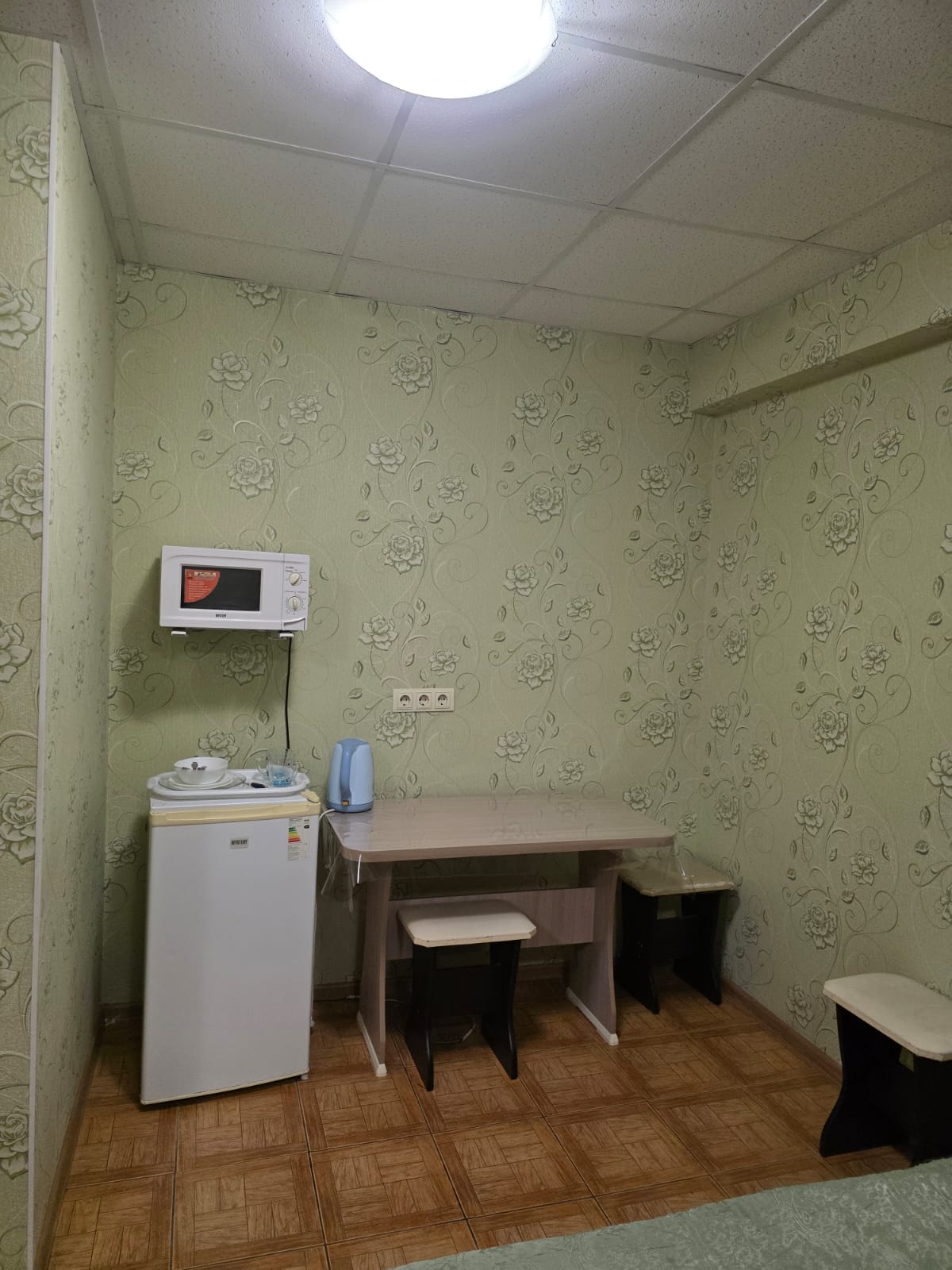 Двухместный номер с 2 отдельными кроватями и общей ванной комнатой