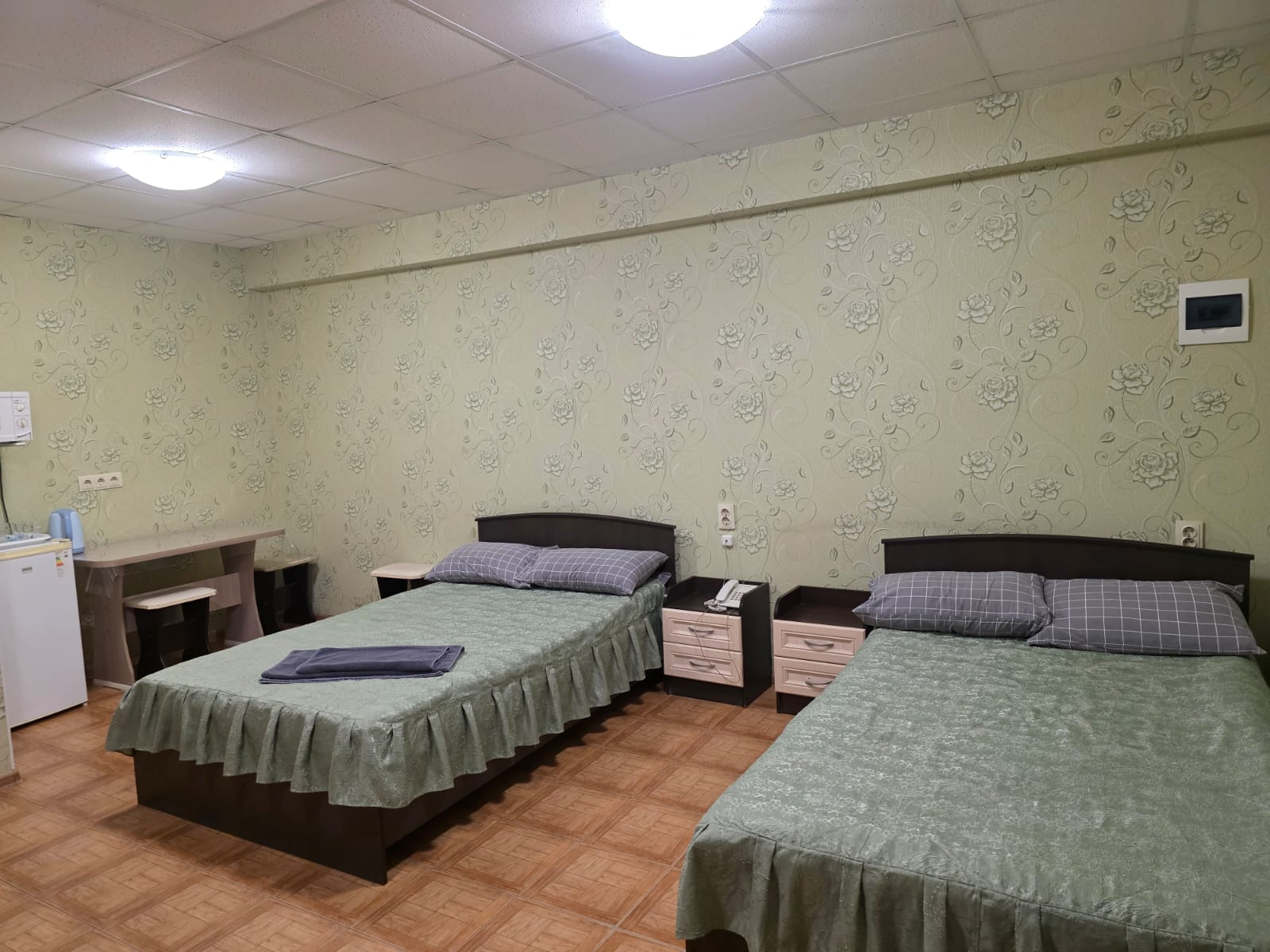 Двухместный номер с 2 отдельными кроватями и общей ванной комнатой