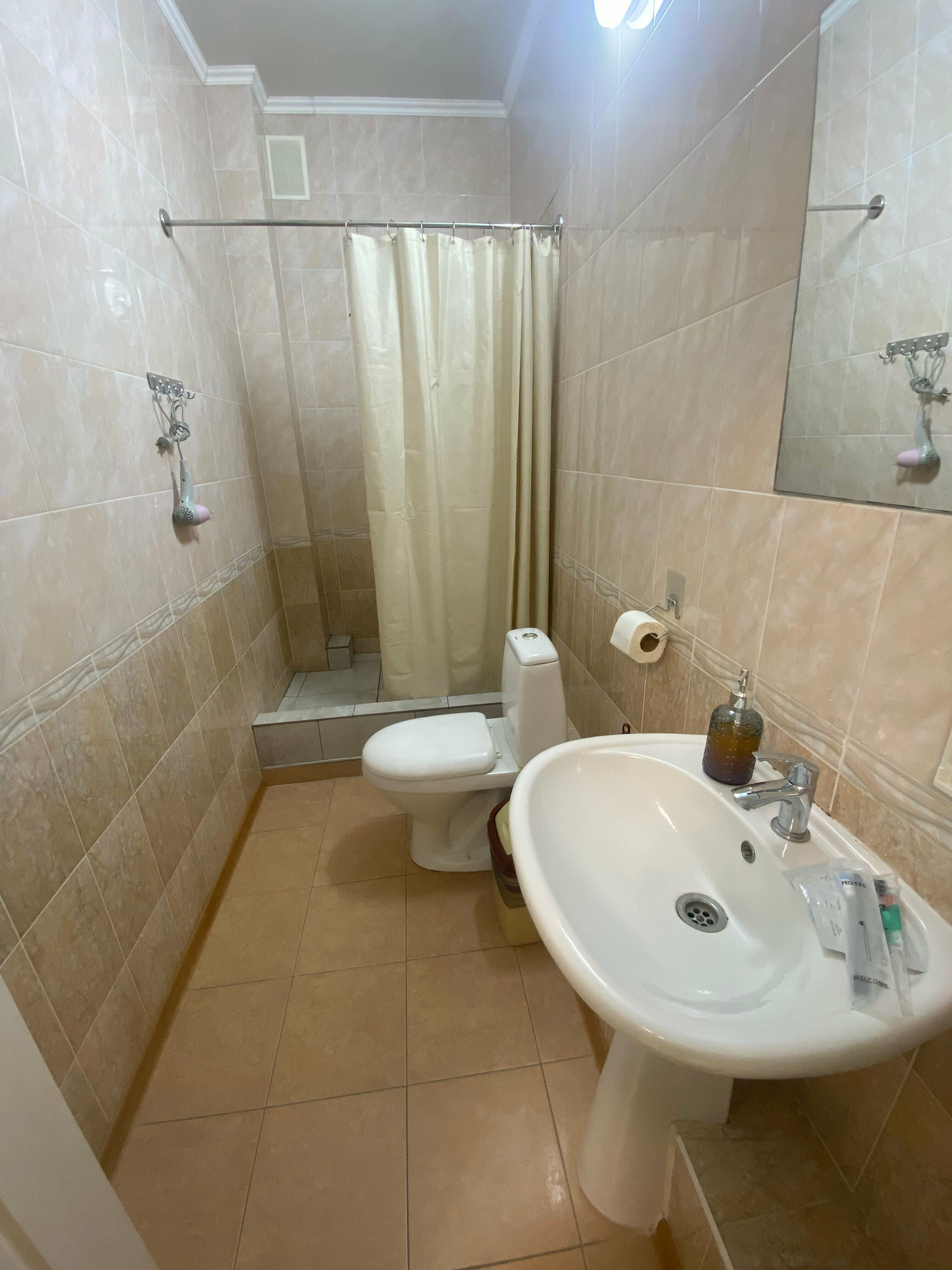 ДВУХМЕСТНЫЙ СТАНДАРТ С ЗАВТРАКОМ с внешней личной ванной комнатой  и дополнительным местом