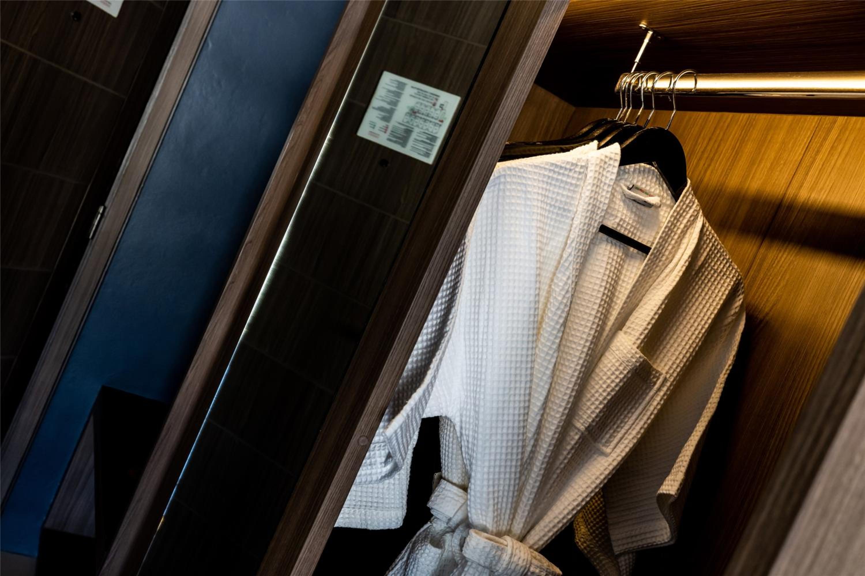 Deluxe Twin Pool View Balcony