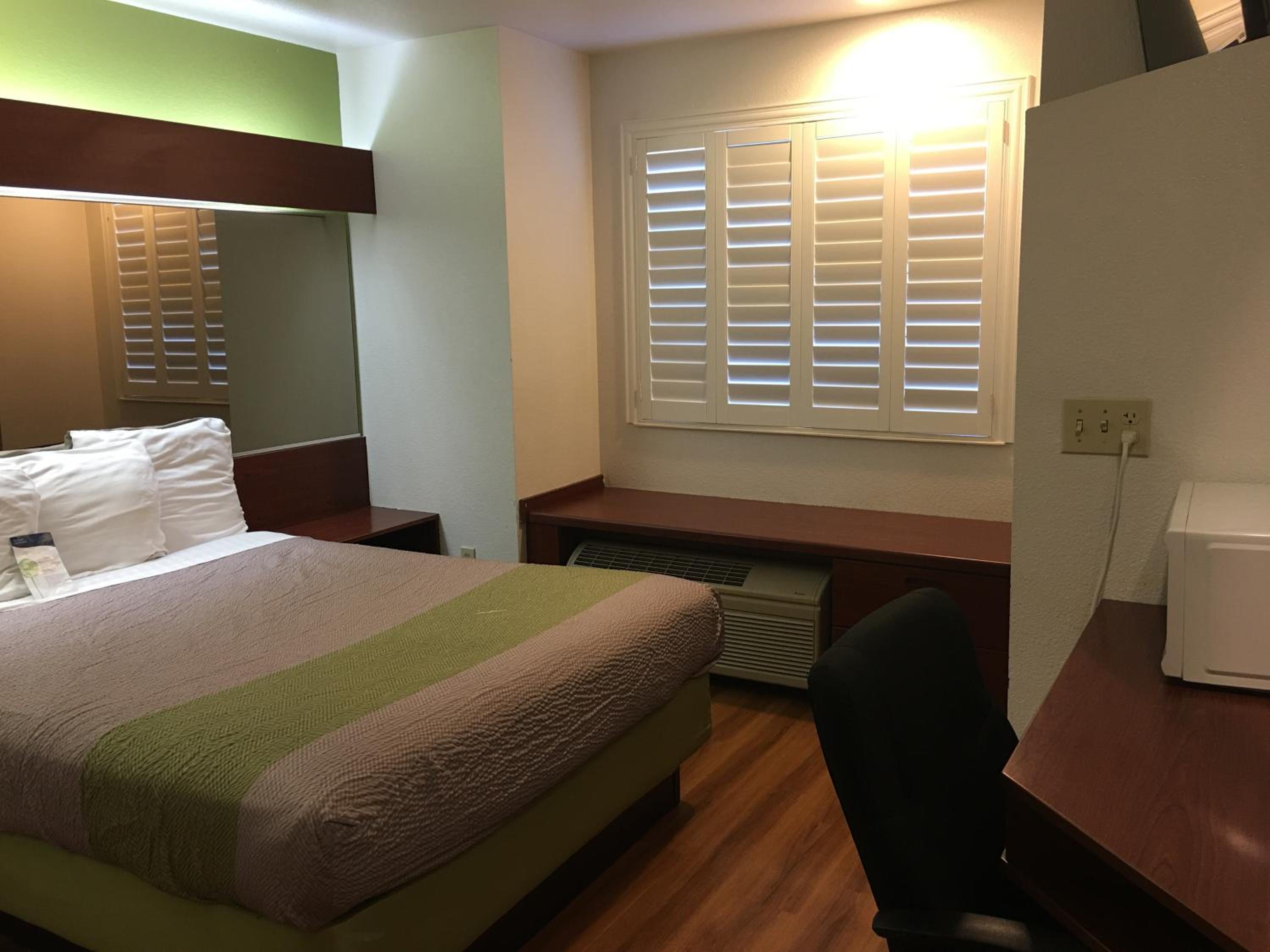 Deluxe King Room - Non-Smoking