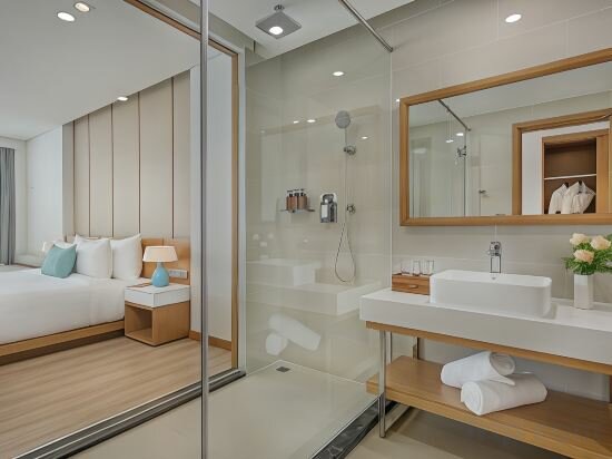 Premier King Suite Partial Ocean With Balcony