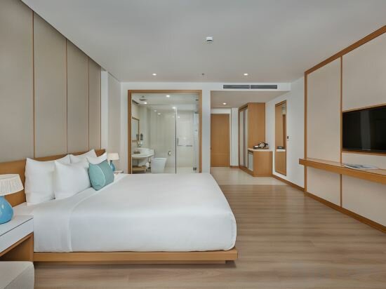 Premier King Suite Partial Ocean With Balcony