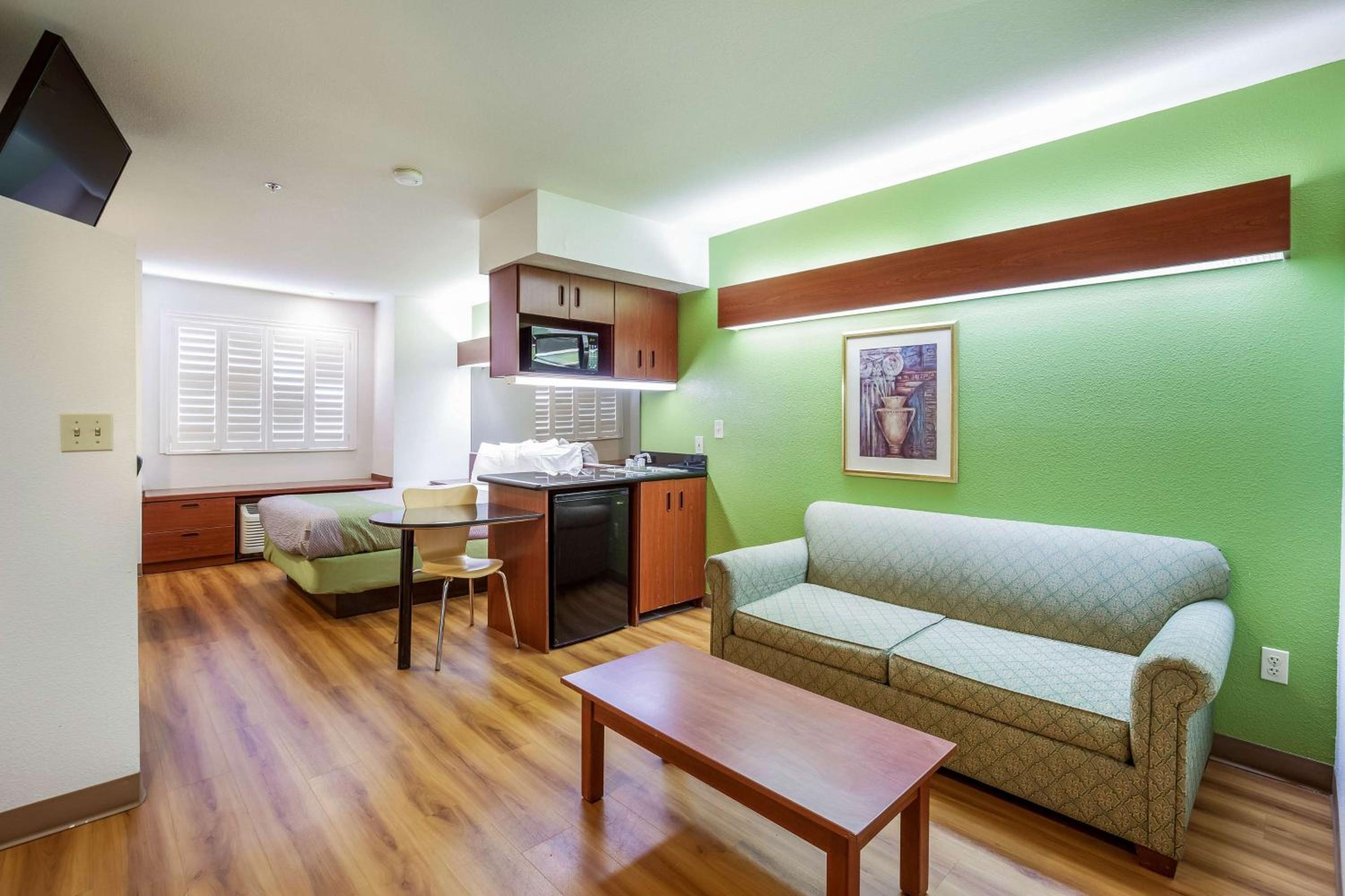 Deluxe Suite - Non-Smoking